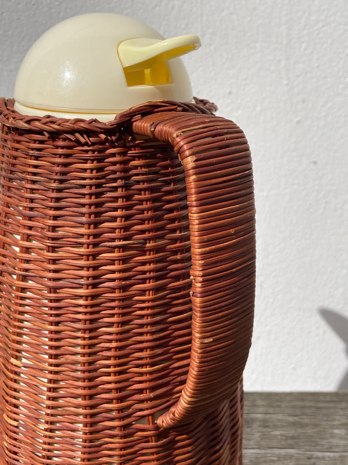 Thermos cafetière en rotin tressé vintage