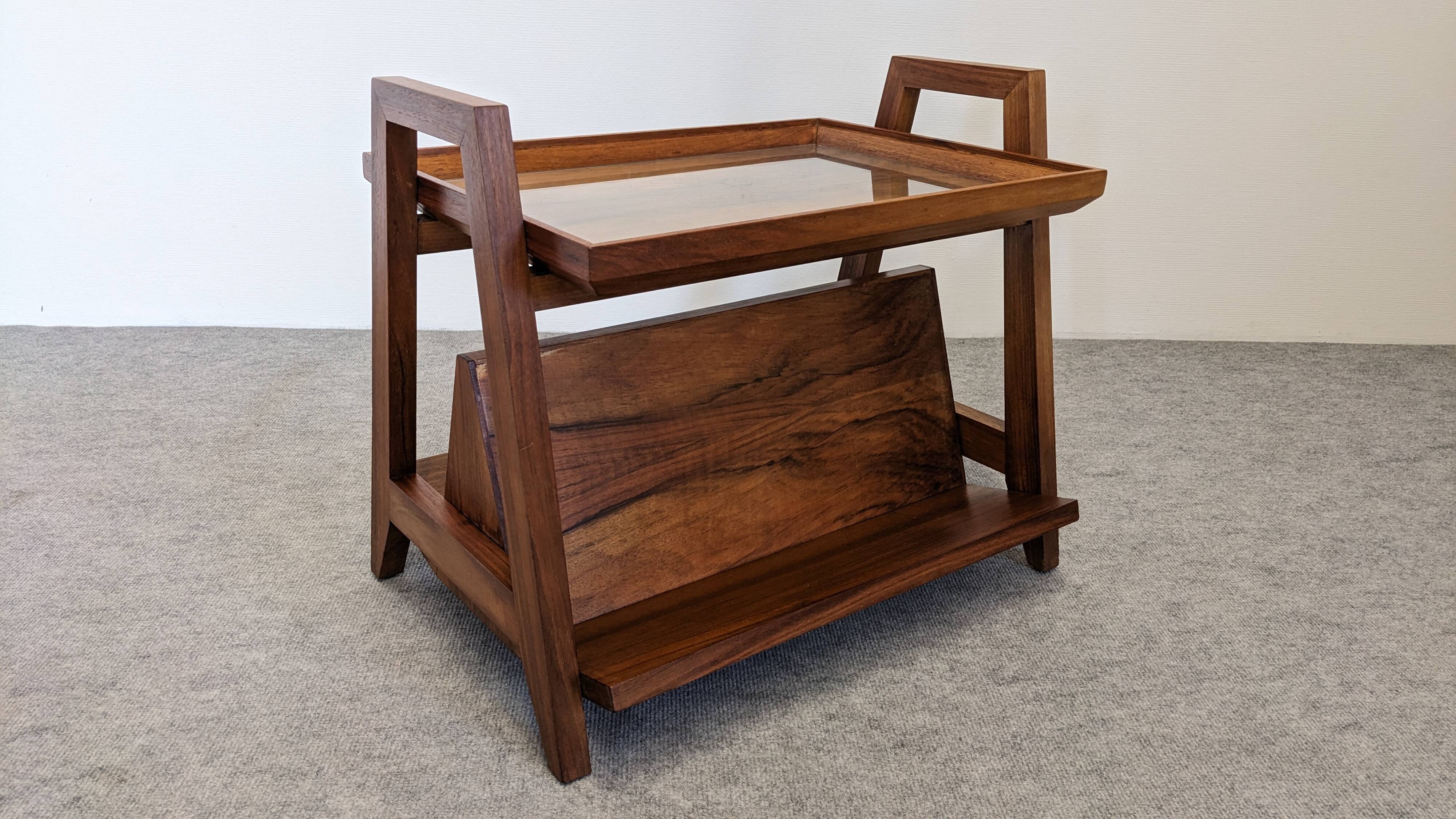 Table d'appoint porte-revues Art déco en noyer, France vers 1930