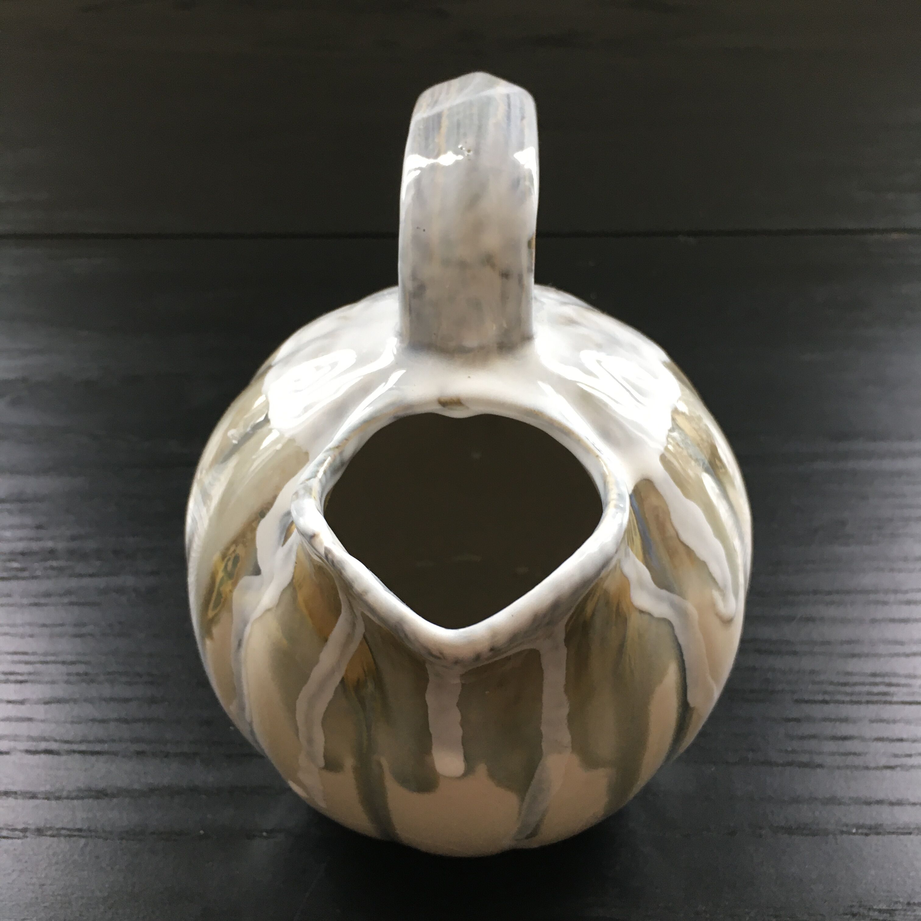 Pitcher melon beige drips