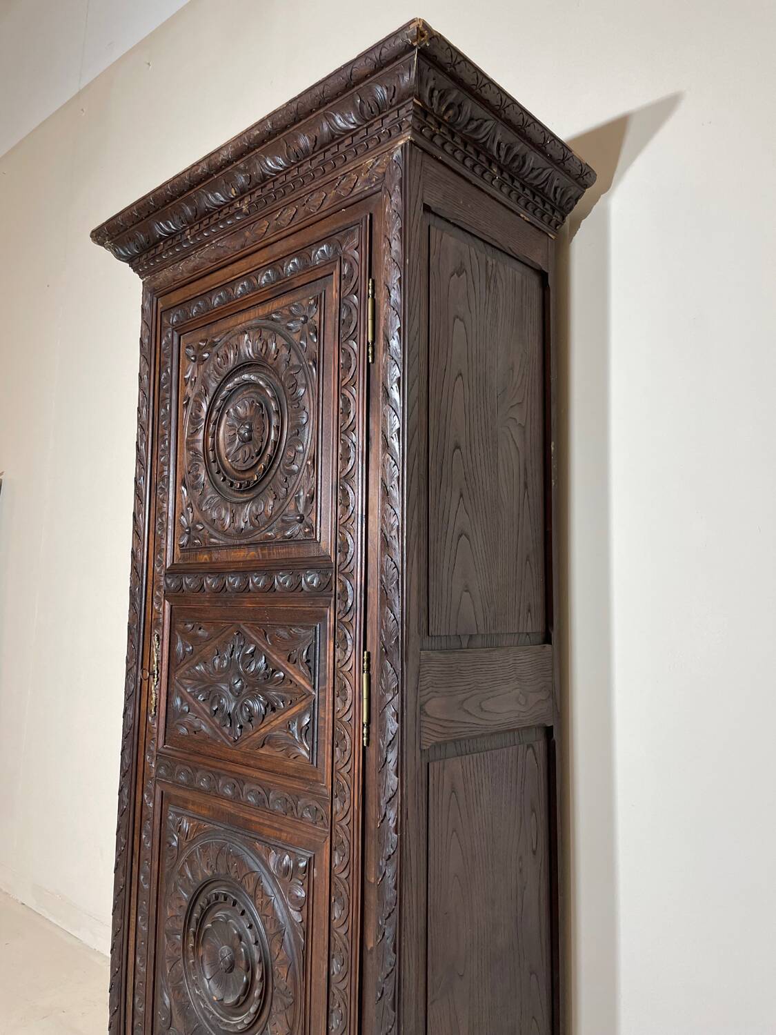 Renaissance style solid wood bonnet