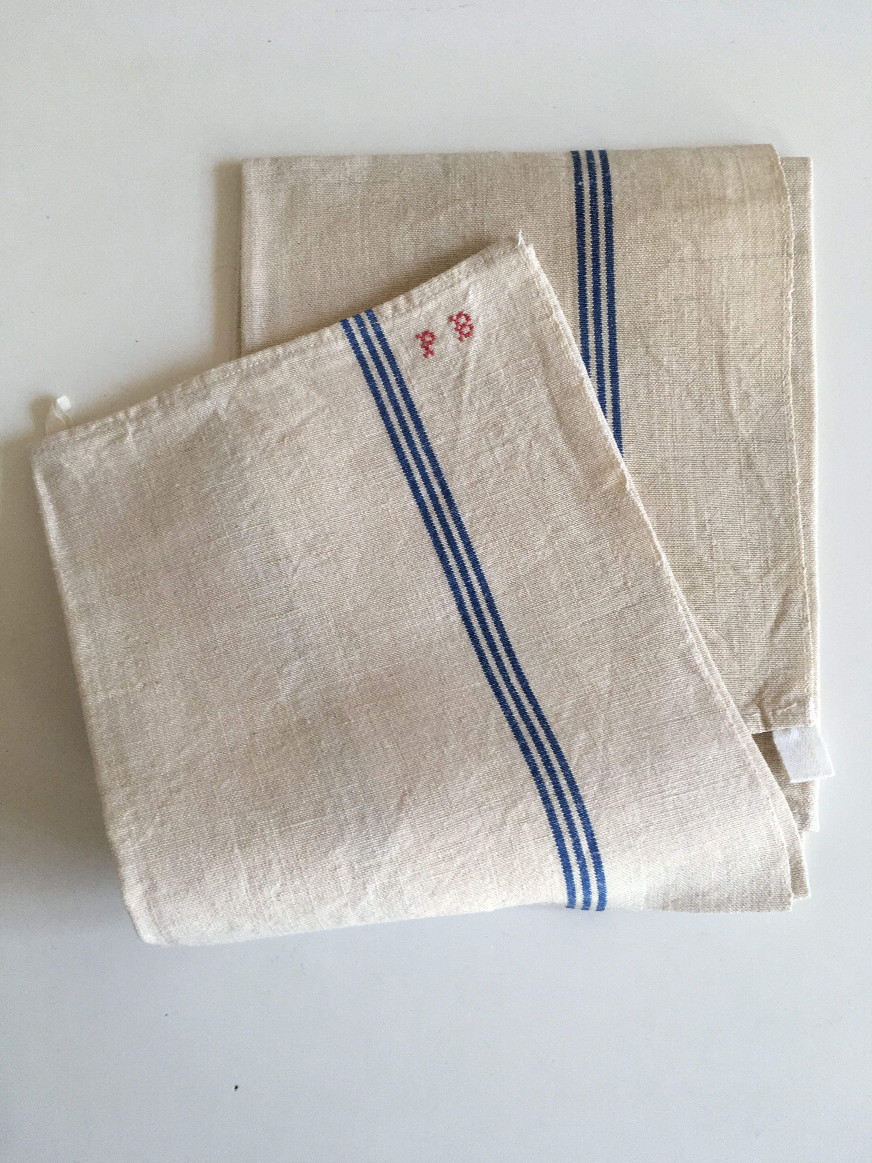 Linen towel reserves blue PB monogram red