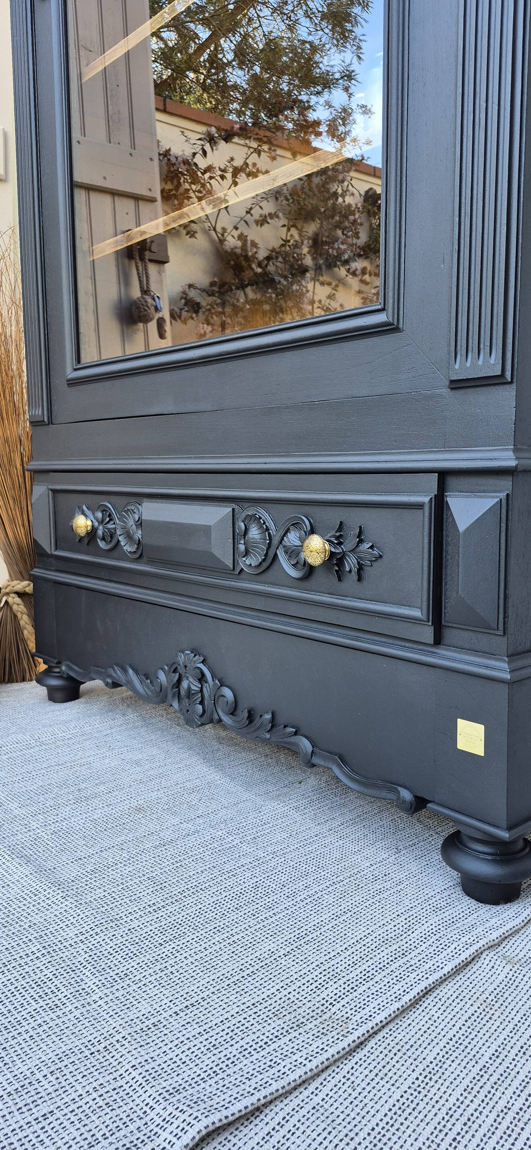 Glass-fronted dresser