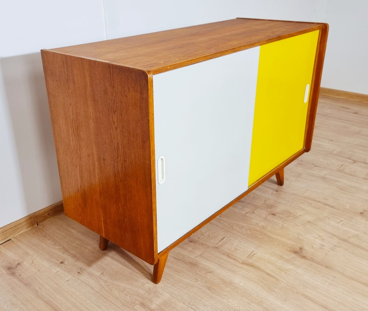 Buffet par J. Jiroutek pour Interier Praha, Tchécoslovaquie, années 1960