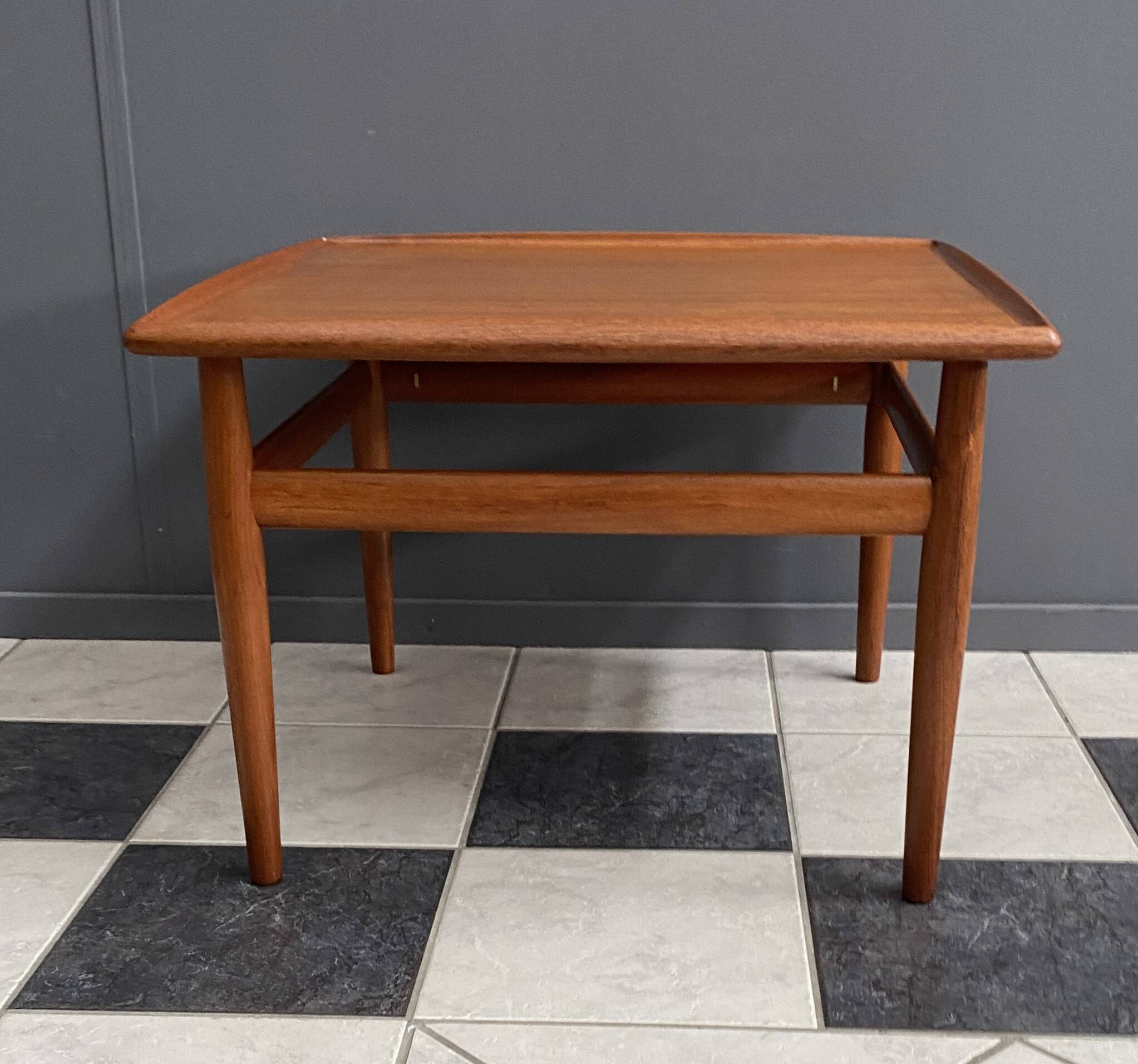 Table basse carrée en teck par Grete Jalk pour Glostrup Danemark années 1960.