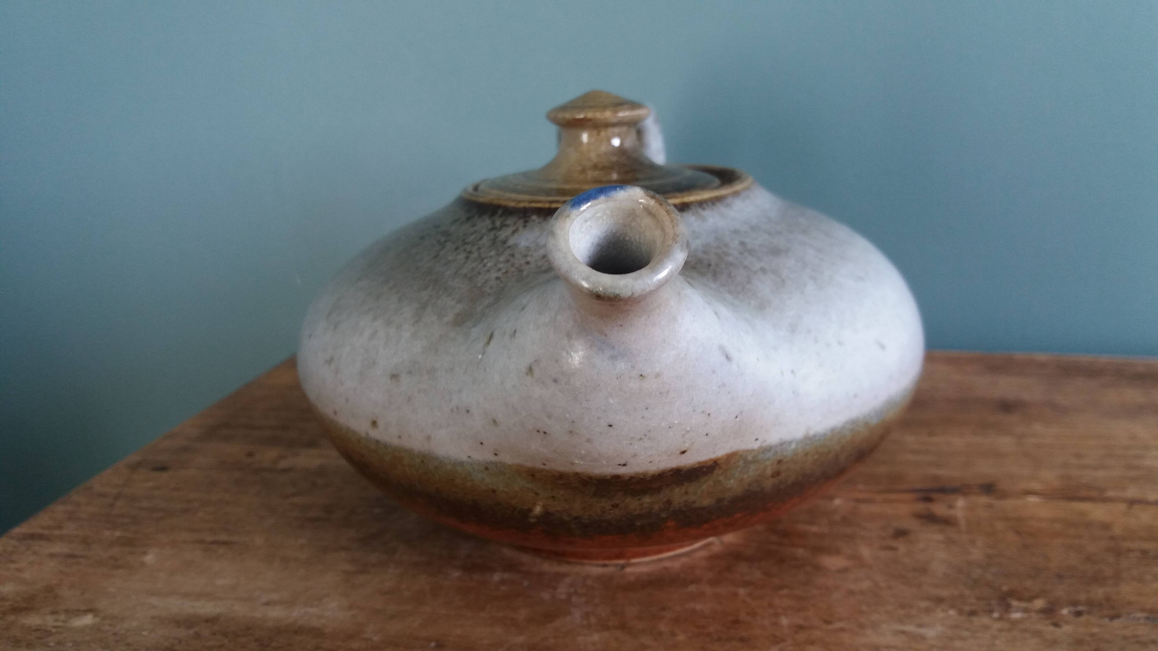 Teapot by Raymond Guibert, Lamoura, Jura, in Puisaye stoneware.