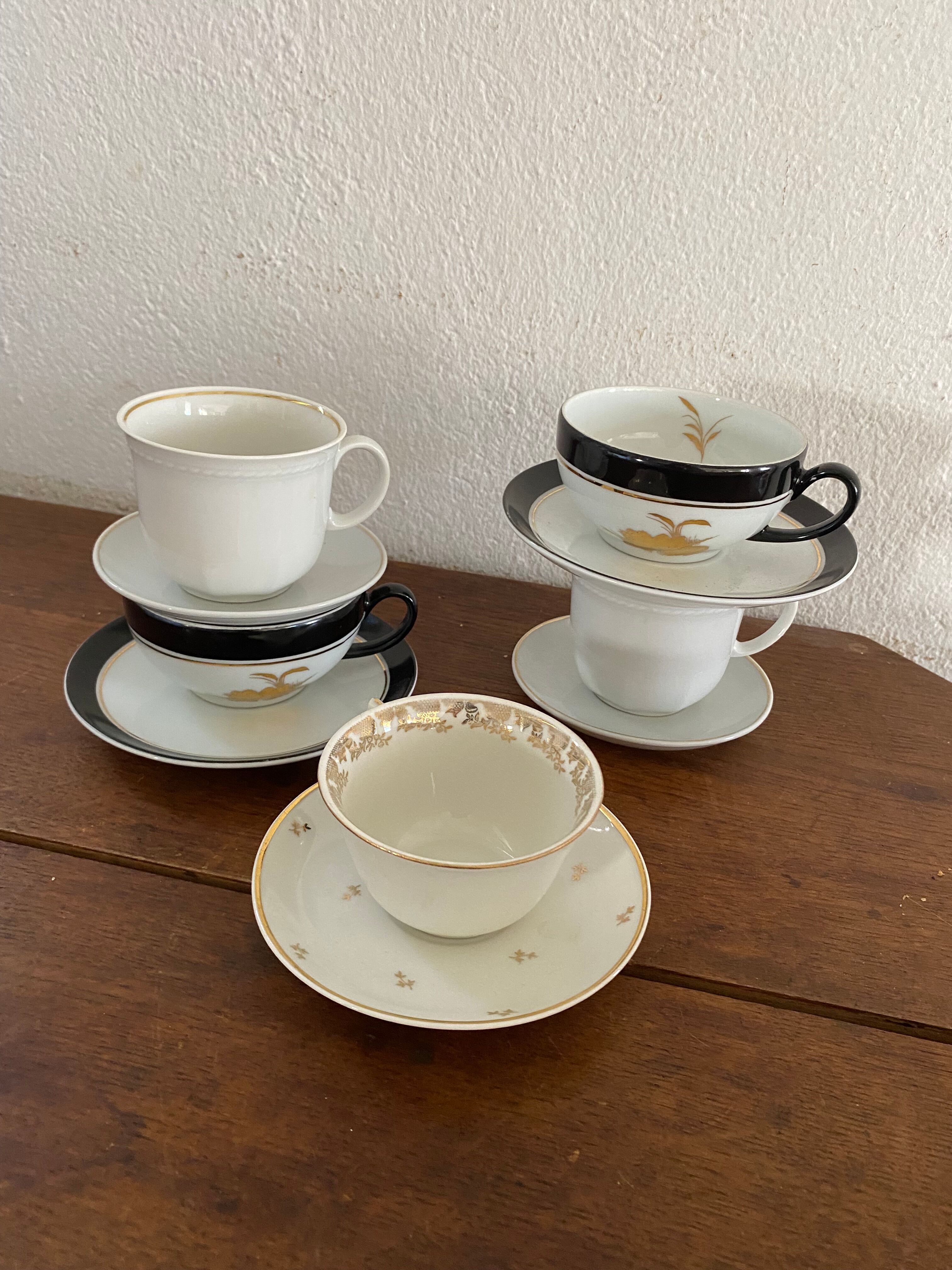 5 coffee cups in white, gold and black