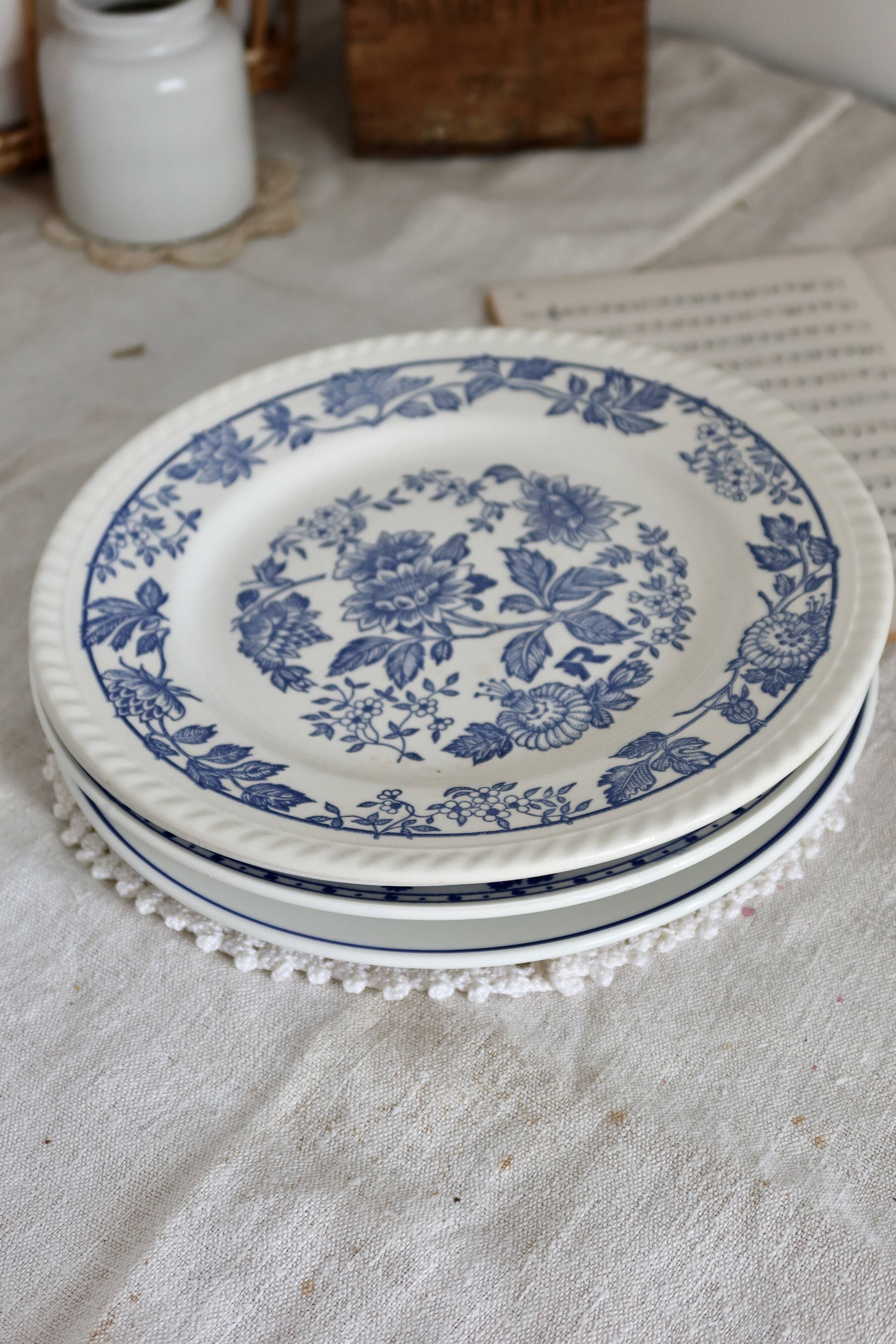 4 vintage mismatched flat plates in blue and white earthenware porcelain - Lot Emma