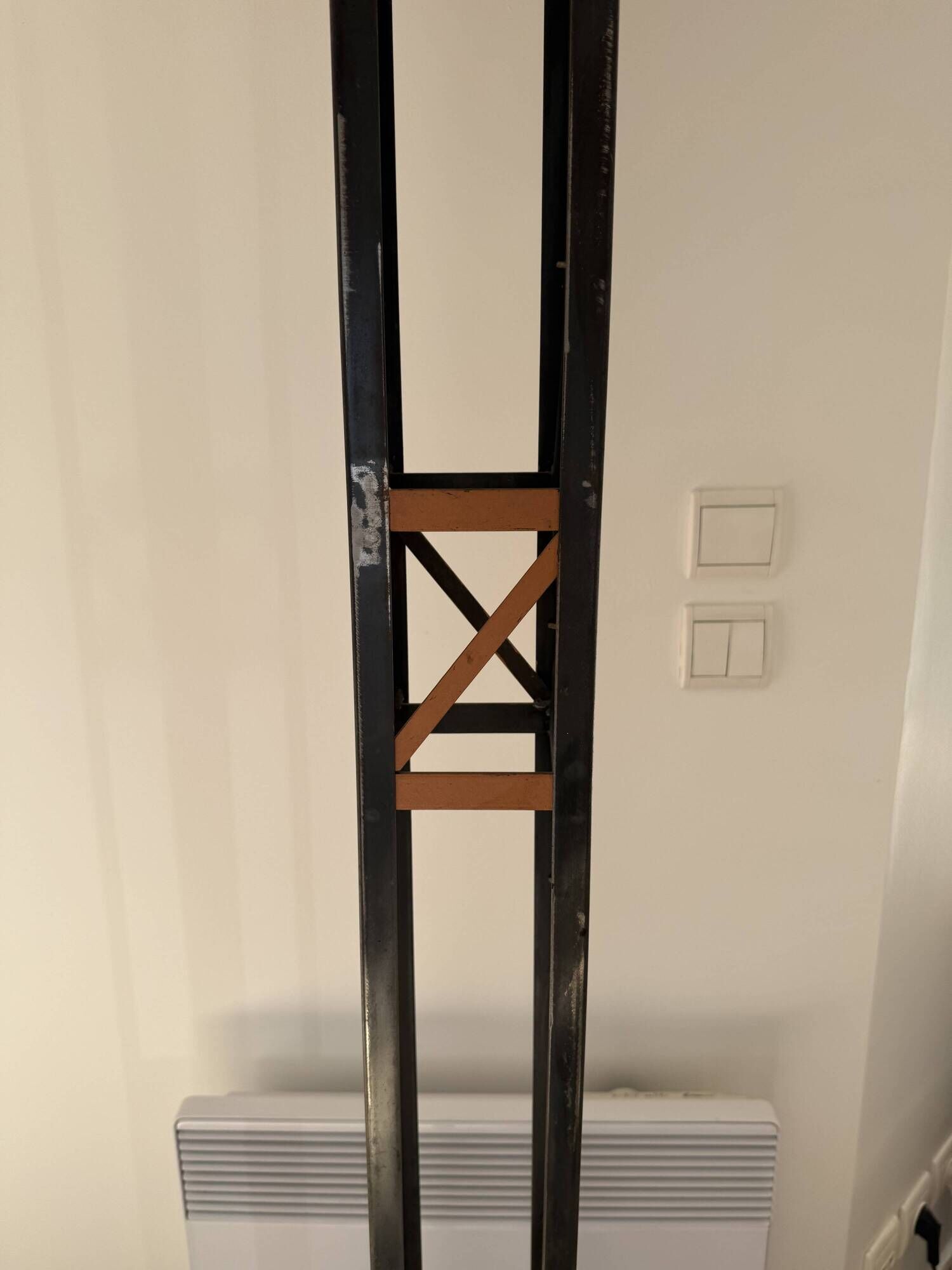 Lampadaire halogène vintage Elleluce – vasque cuivre & structure acier