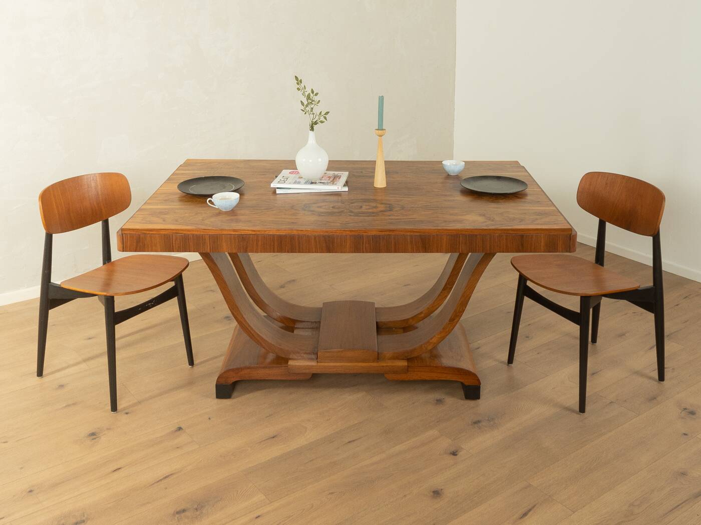 Elegant Art Deco dining table from the 1930s, walnut root veneer