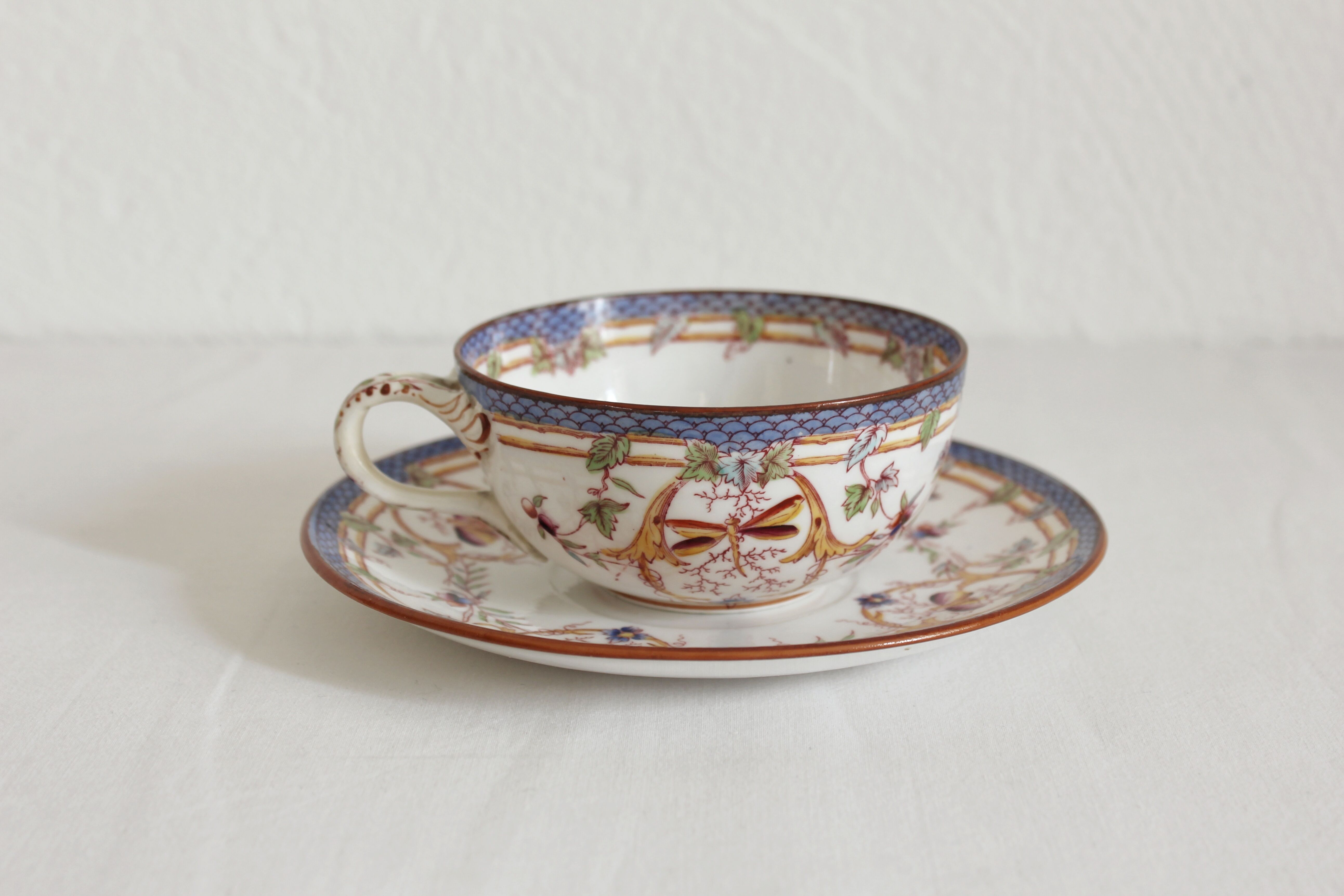 Tasse à café en terre de fer décor Minton mauve Sarreguemines fin XIXe