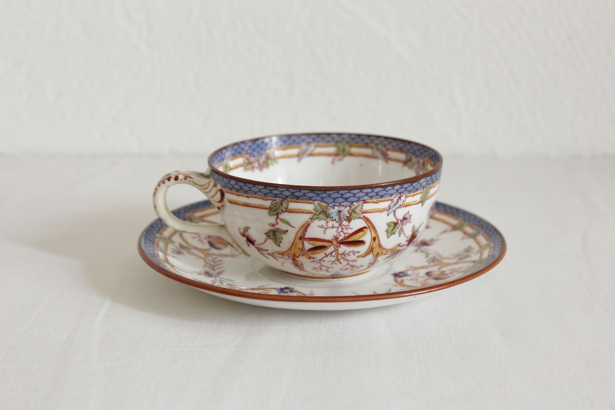 Tasse à café en terre de fer décor Minton mauve Sarreguemines fin XIXe
