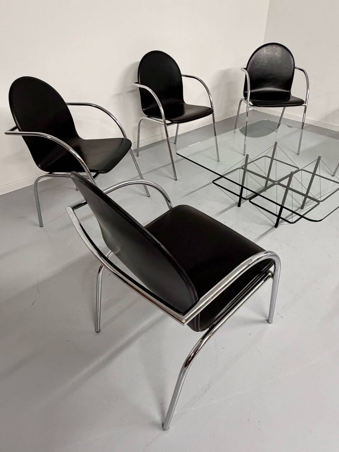 Lot 6 chaises en cuir noir et pied tubulaire design italien année 70