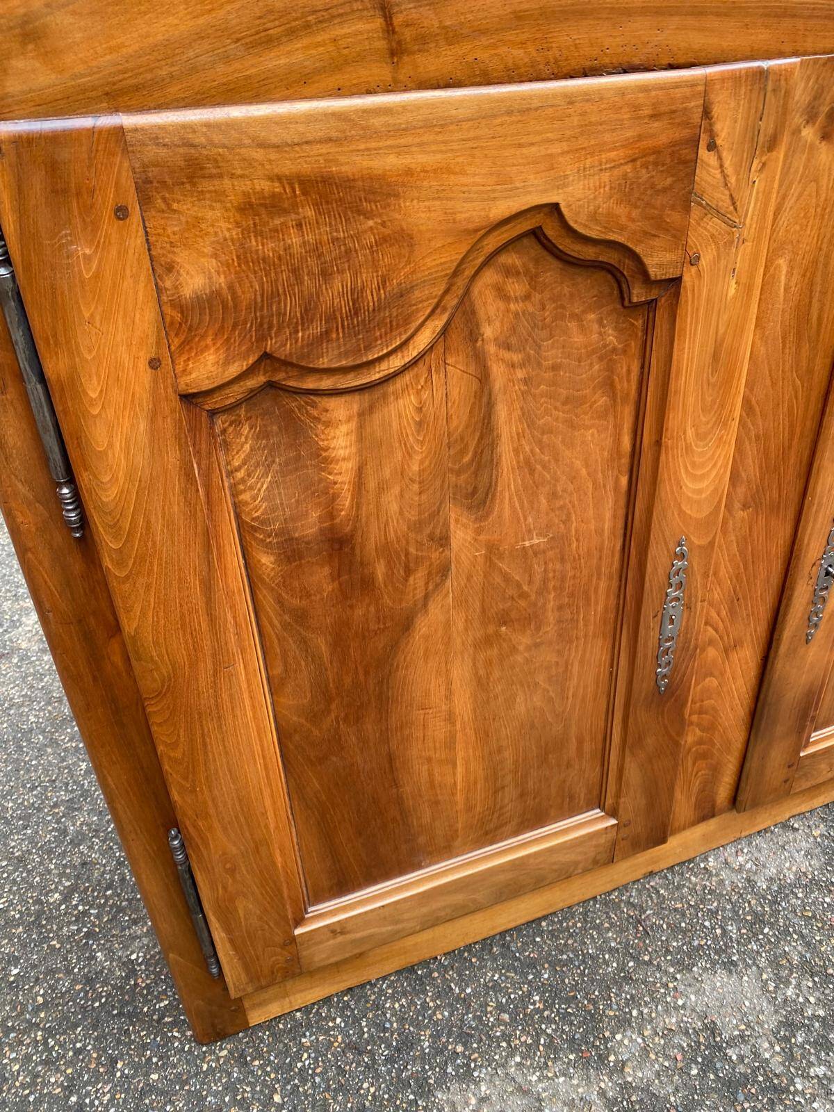 Louis XV buffet in solid wood from the 18th century.