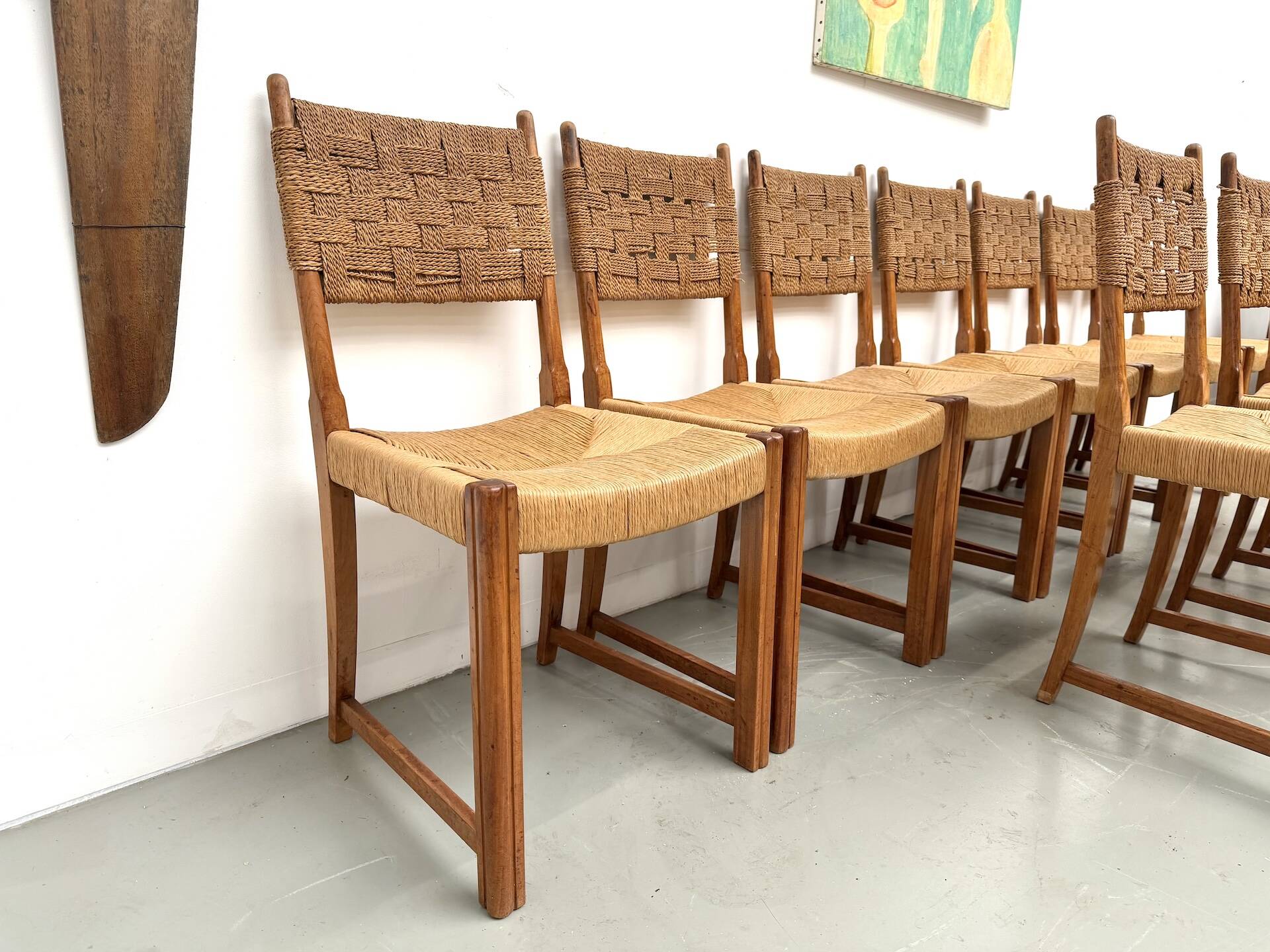 Série de dix chaises en orme massif tressées main, France circa 1965