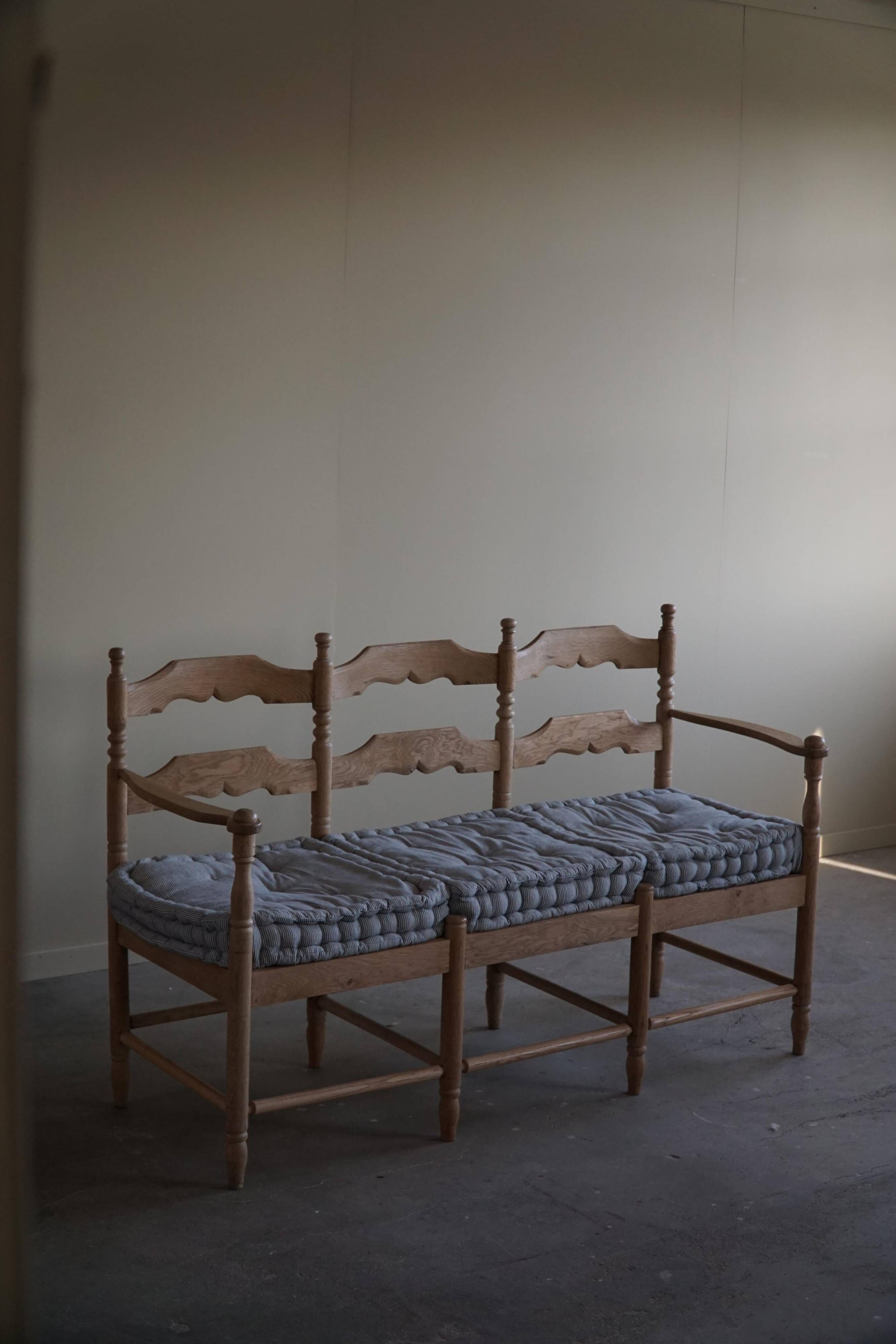 Sofa / Sculptural Danish modern three-seater Scandinavian bench, made by Hans Dau, 1950s.