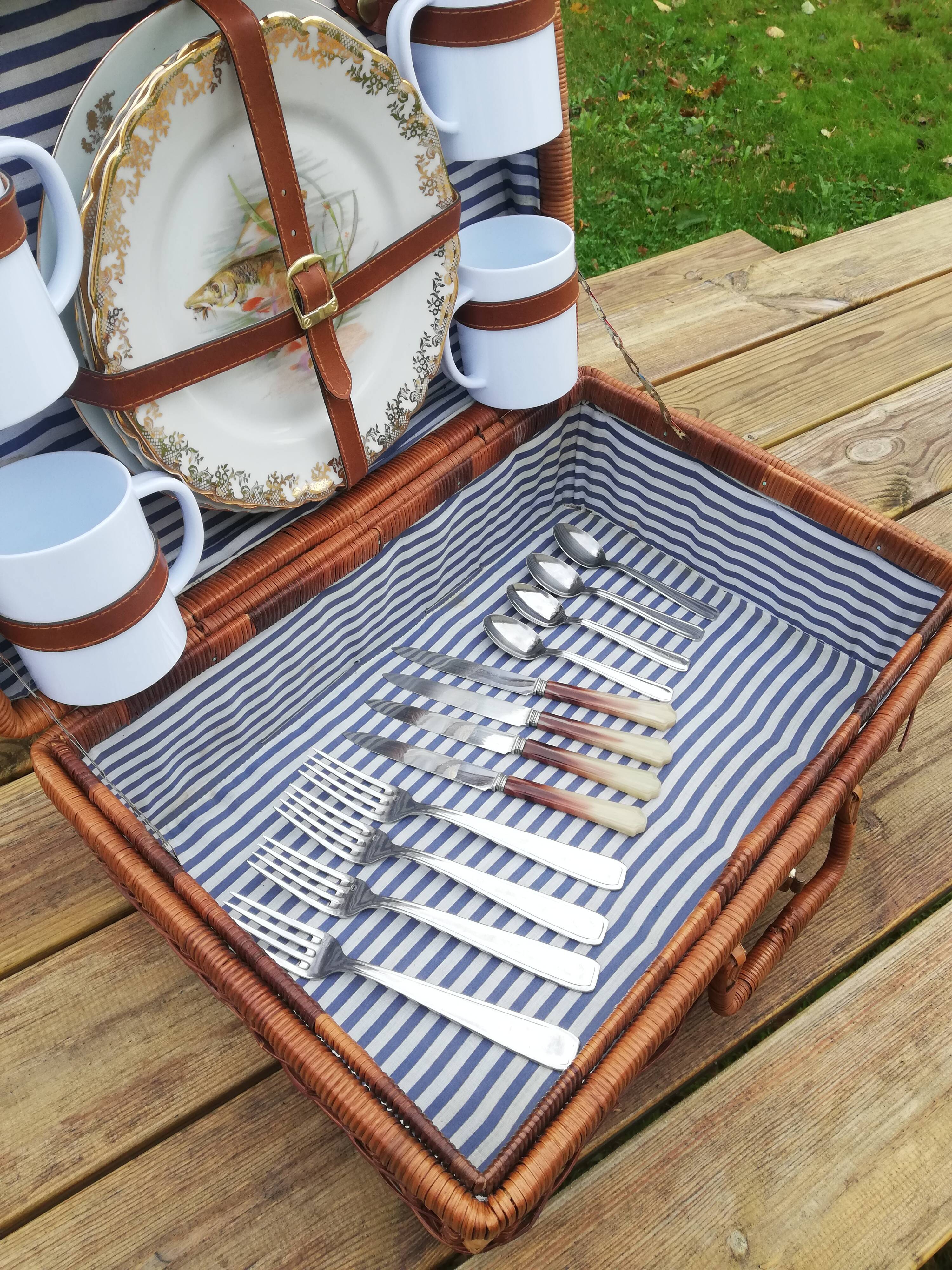 Vintage wicker pic-nic suitcase