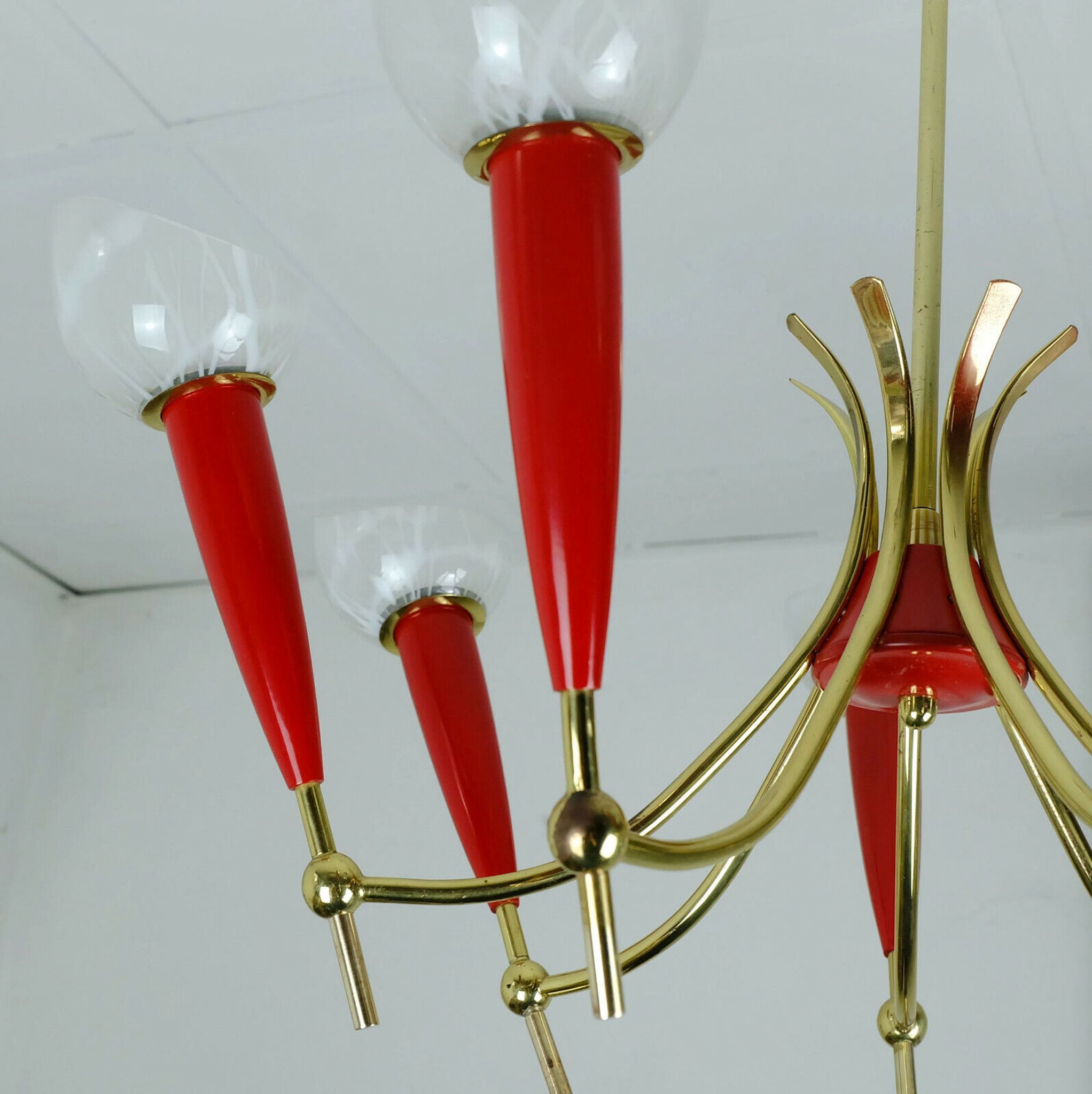 Lustre des années 1950 en laiton et plastique rouge, 7 abat-jours en verre