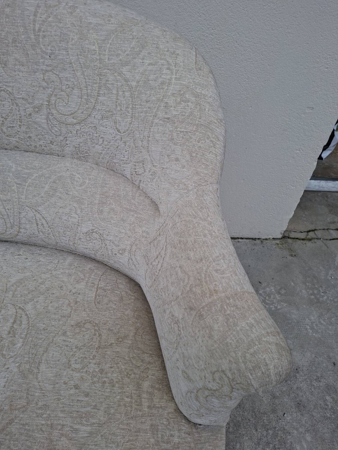 "Crapaud" bench in the richly decorated Napoleon III style.