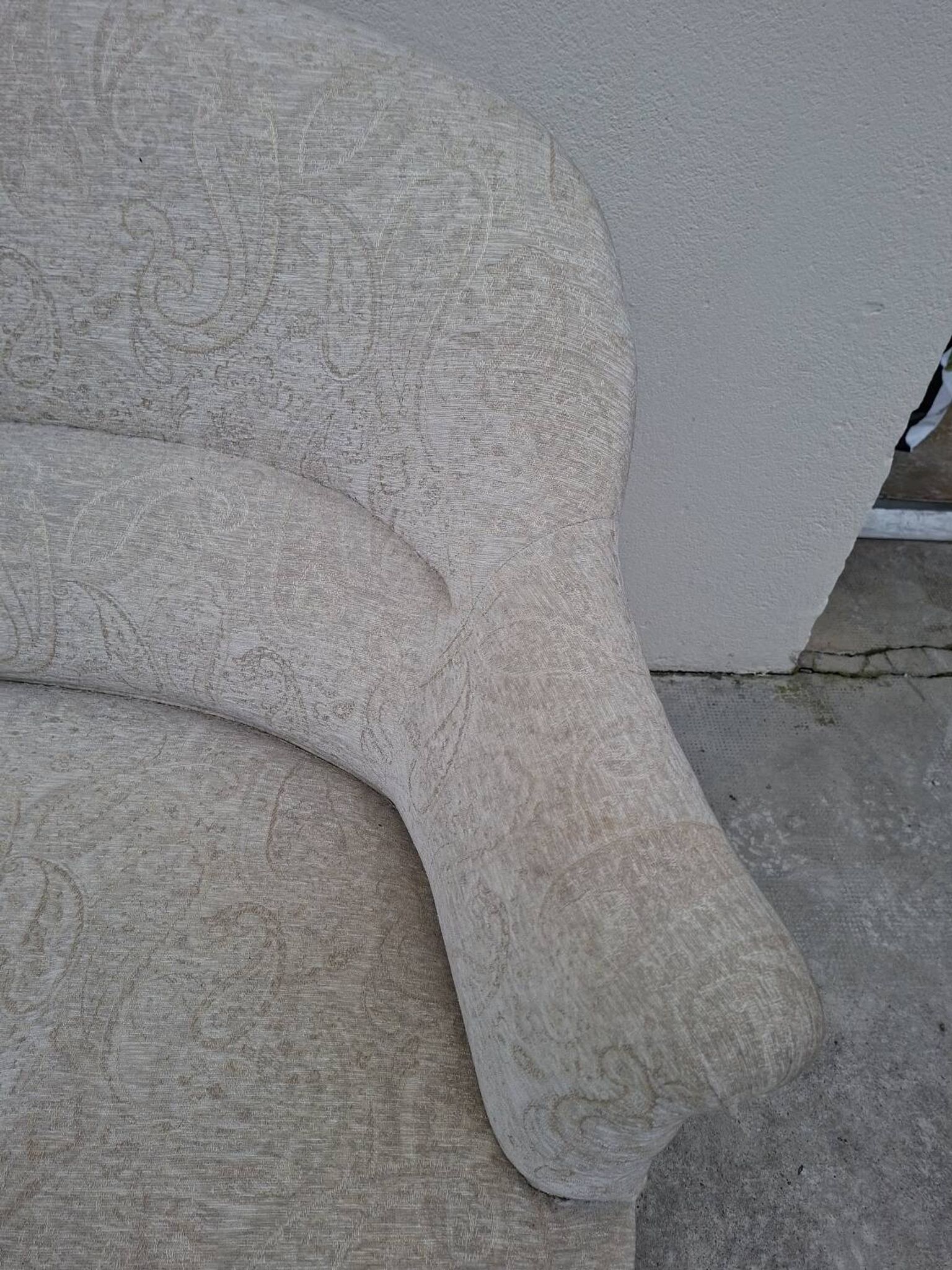 "Crapaud" bench in the richly decorated Napoleon III style.