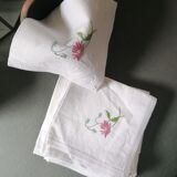 Serviettes de table brodées "fleur" à la main et dentelle