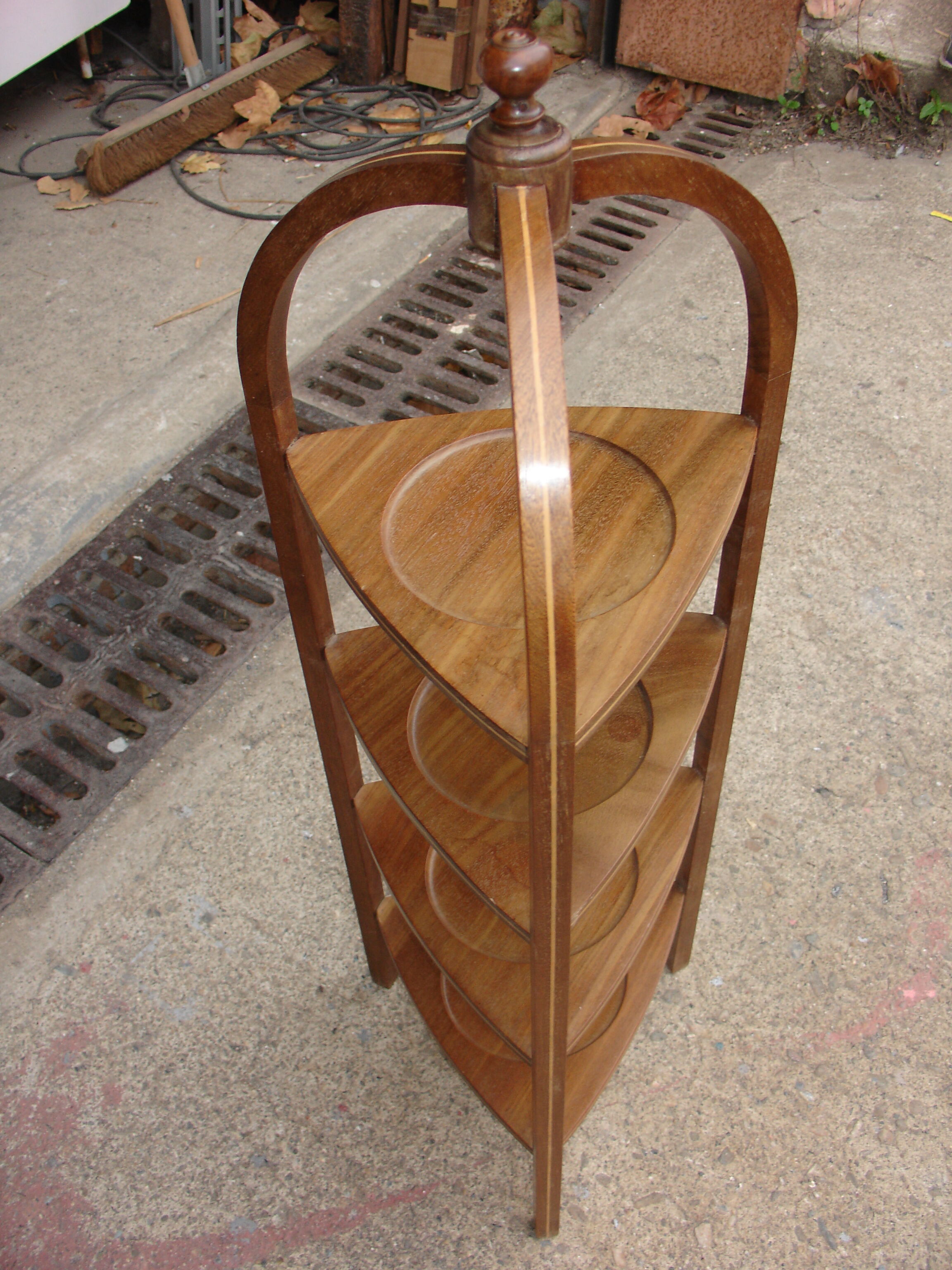 Small cake stand in solid Cuban mahogany and lemonwood inlay, circa 1900