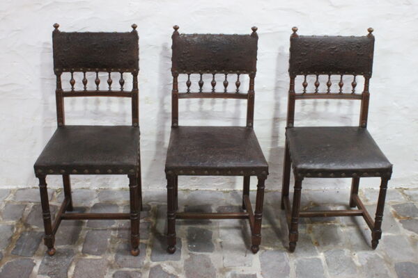 Ensemble de 3 chaises Renaissance en chêne et cuir gaufré, 19ème siècle, Belgique