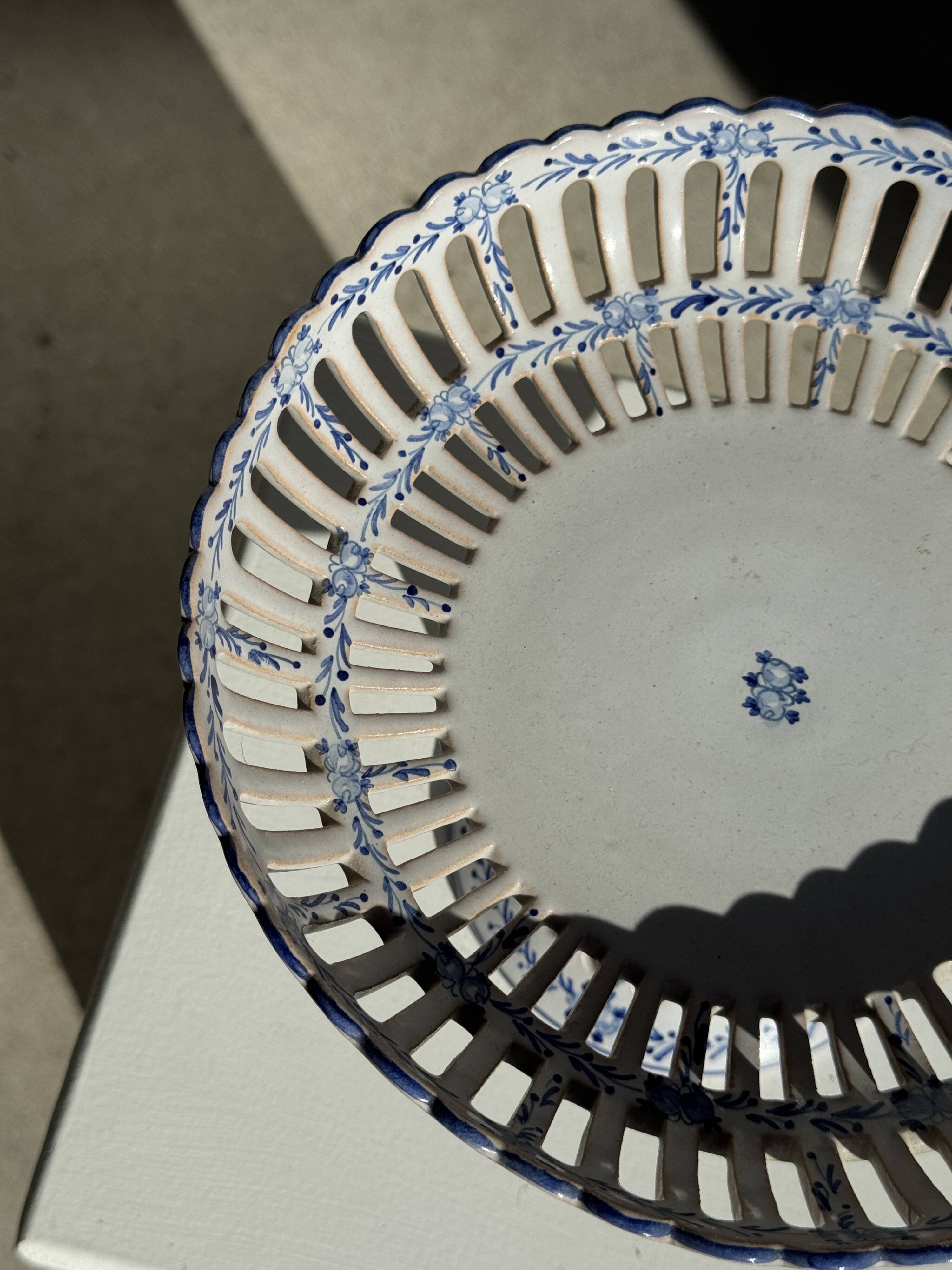 Fruit bowl with blue decorations in white earthenware from Malicorne Art H14