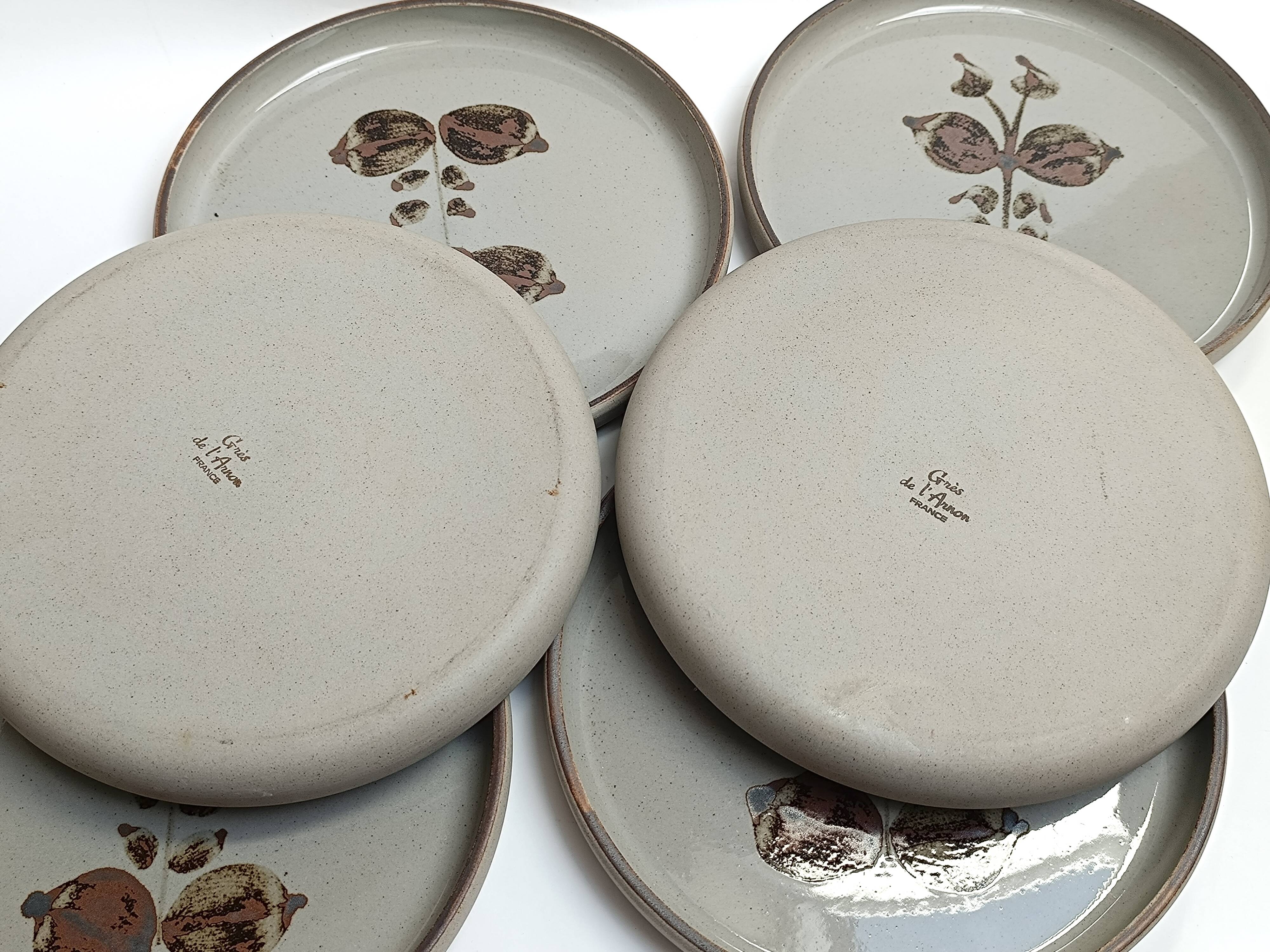 Flat plates made of Arnon stoneware