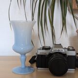 Vase en opaline bleue