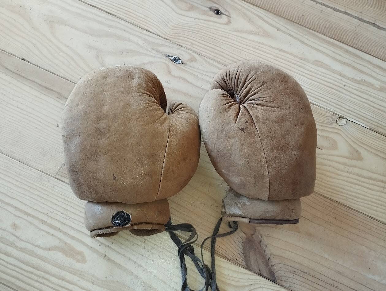 Vintage pair of tan leather boxing gloves (8 oz) – Circa 1940/19