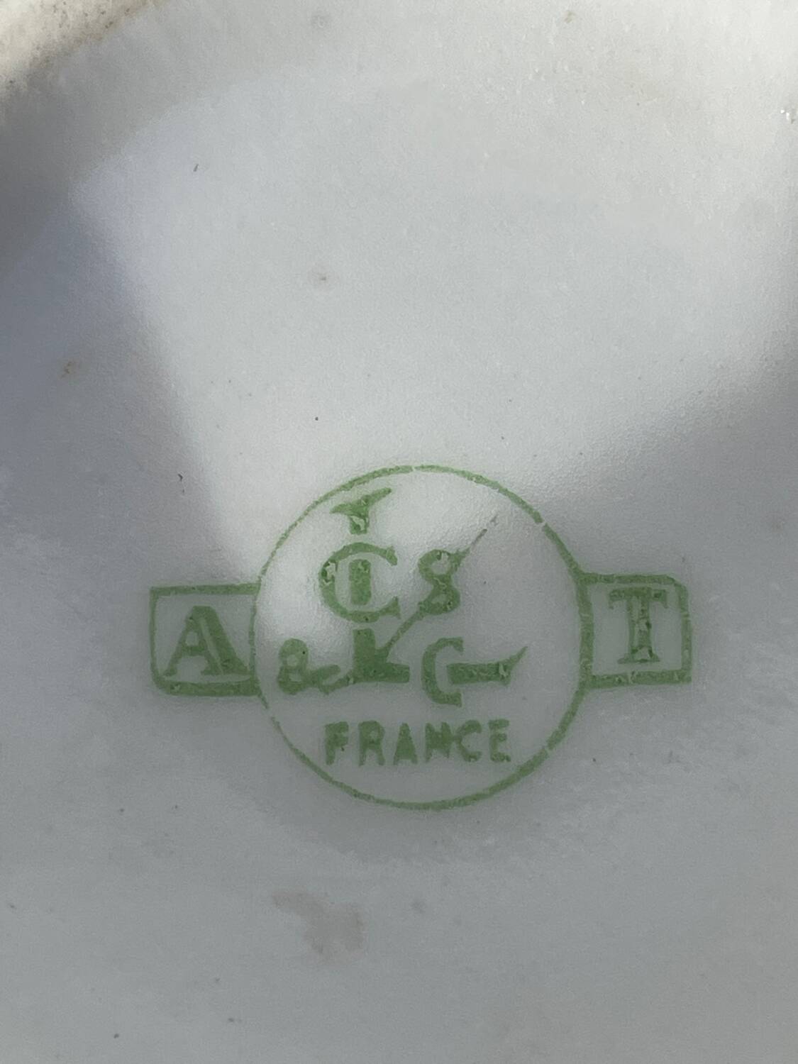 Service en porcelaine de Limoges blanche à liseré doré. 55 p
