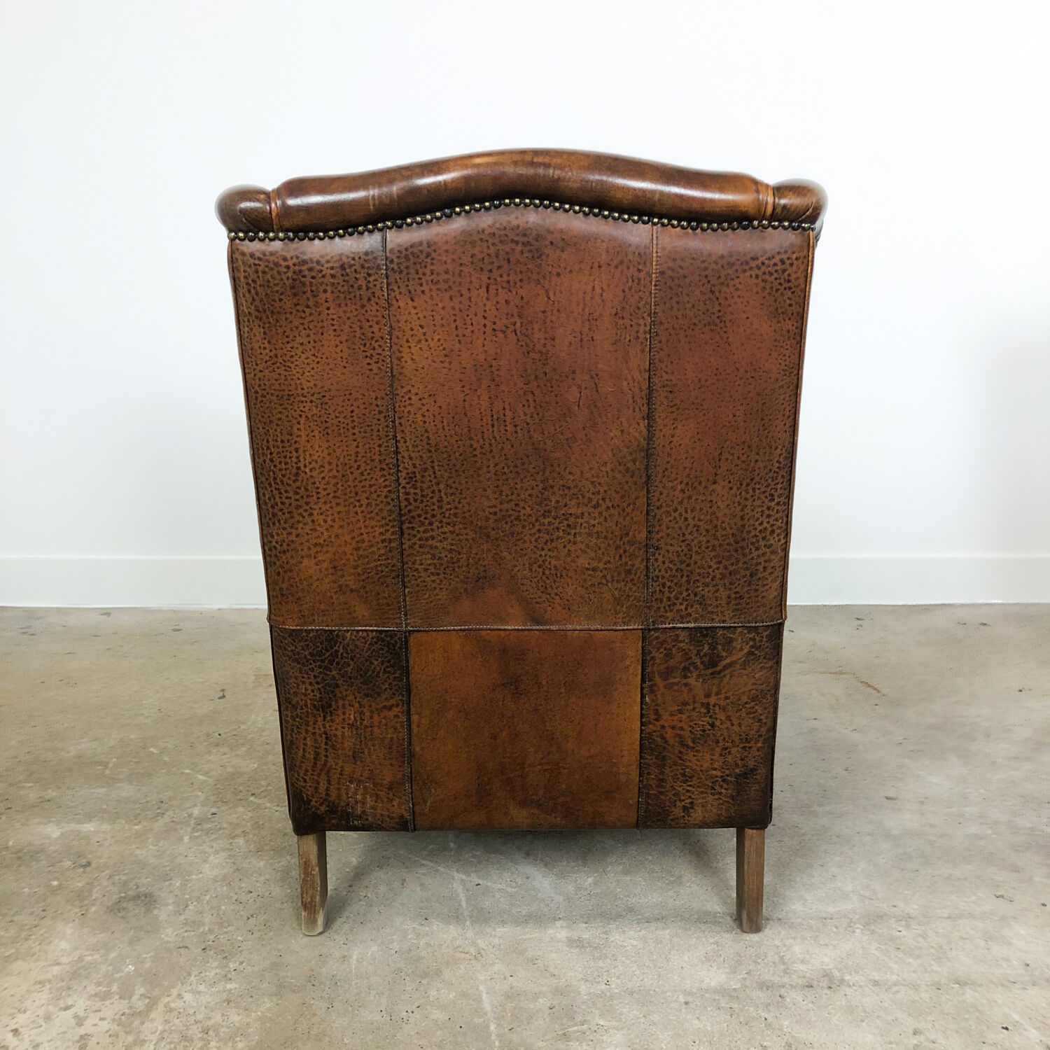 Paire de fauteuils à ailes en cuir de mouton brun foncé vintage