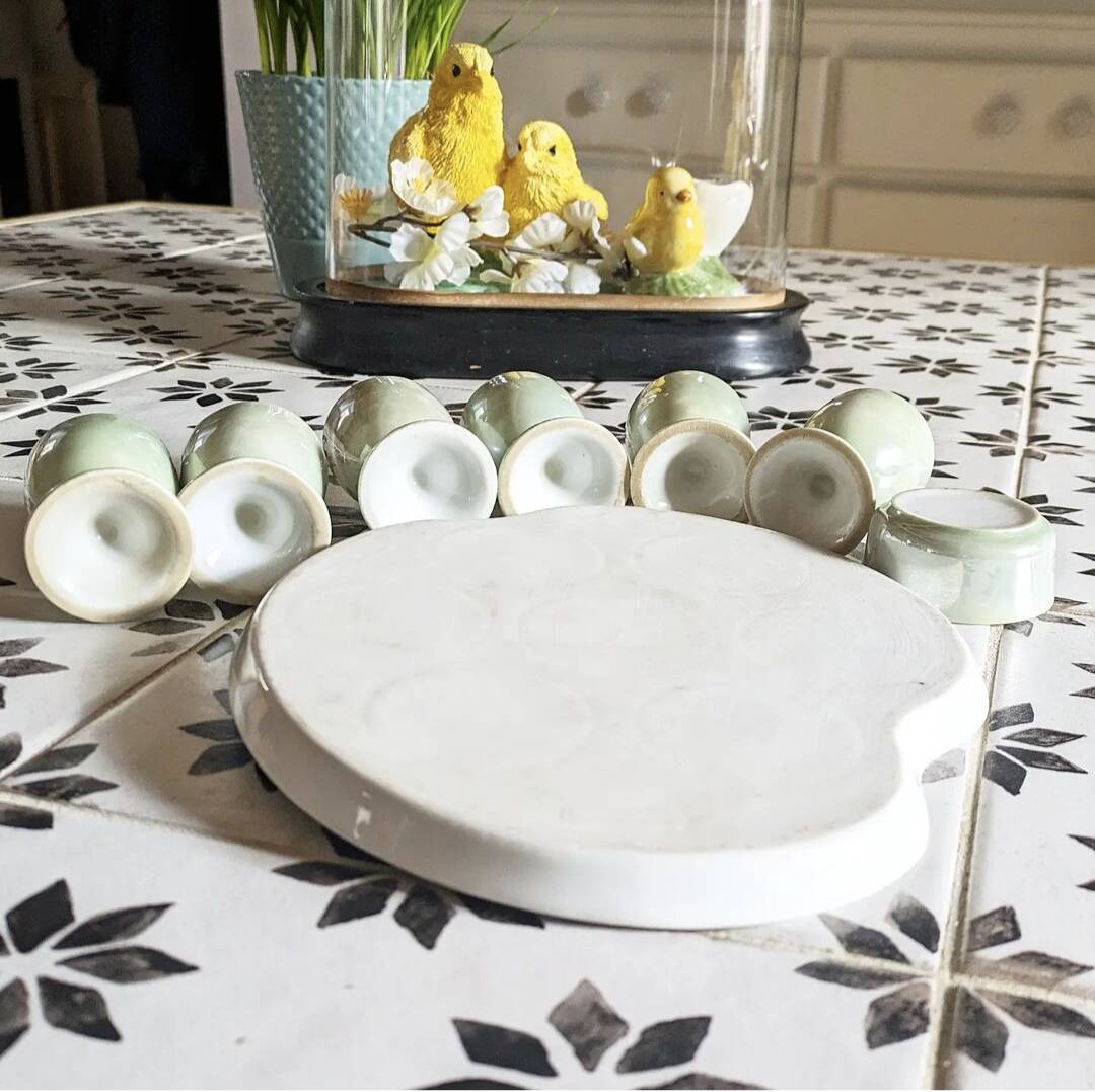 Plateau de service vintage et ses 6 coquetiers.