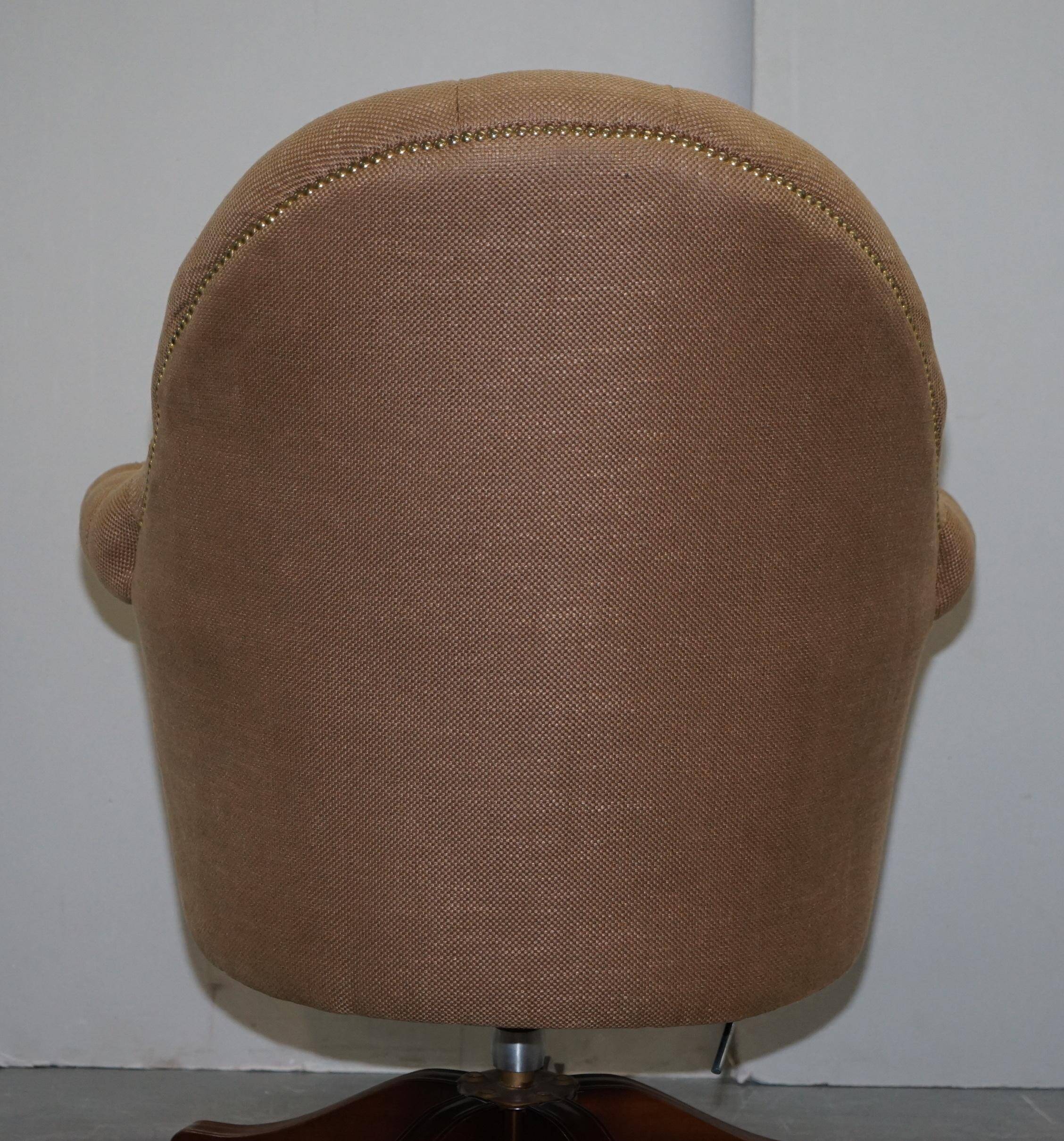 Chesterfield armchair in hardwood, leather, and woven linen.