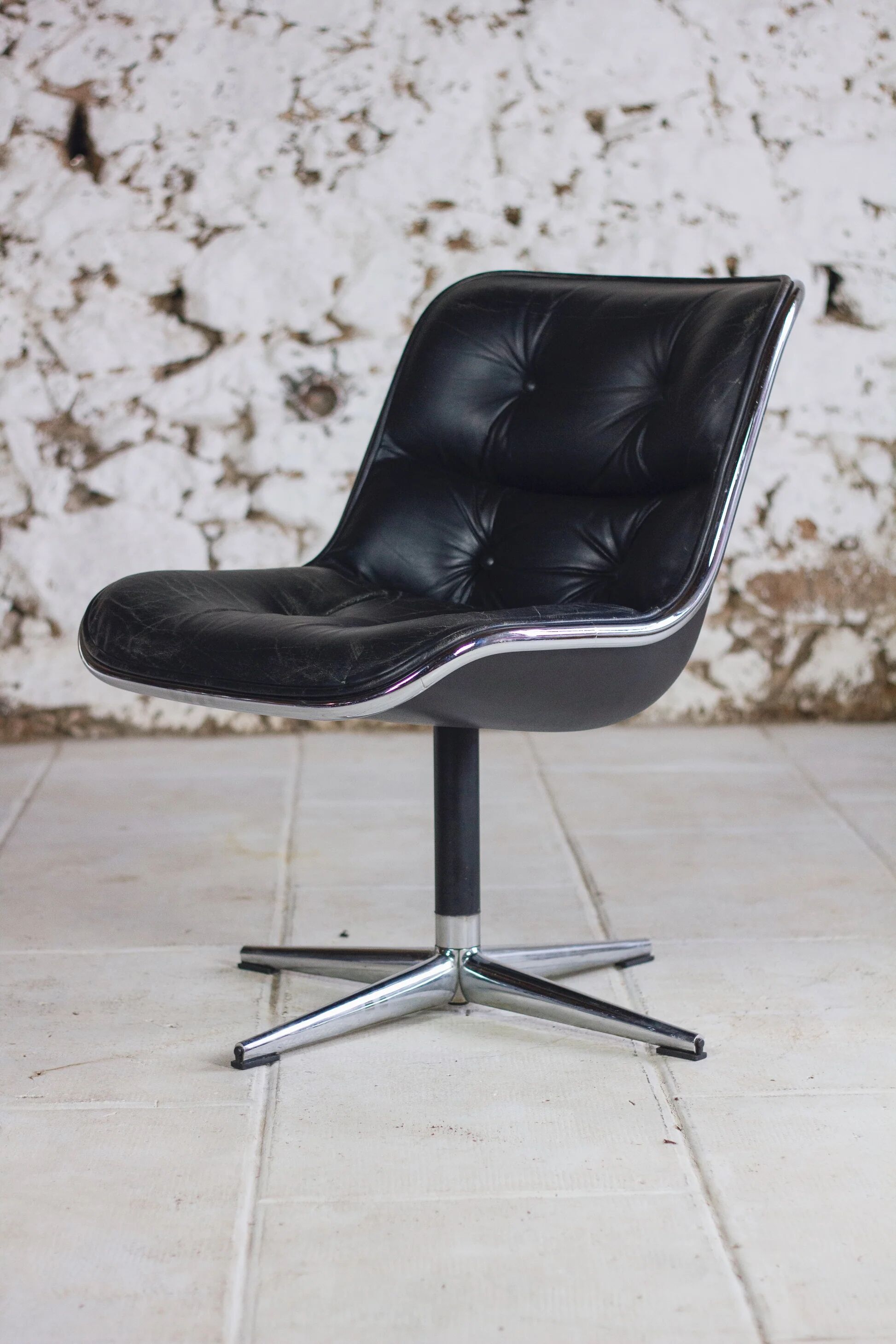 Black leather office chair by Charles Pollock for Knoll
