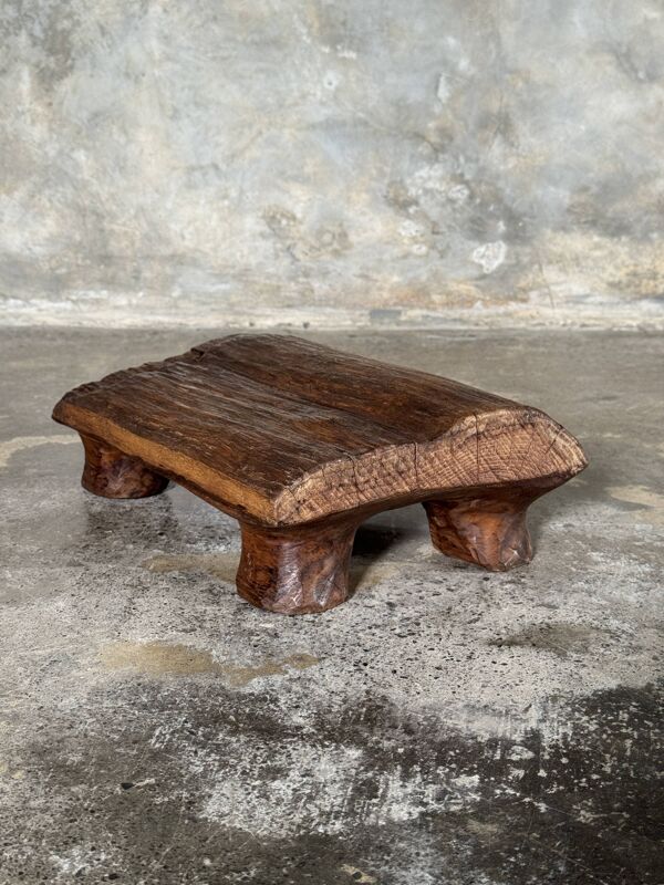 Petit tabouret, repose-pied en teck blond monoxyle organique wabi-sabi L22