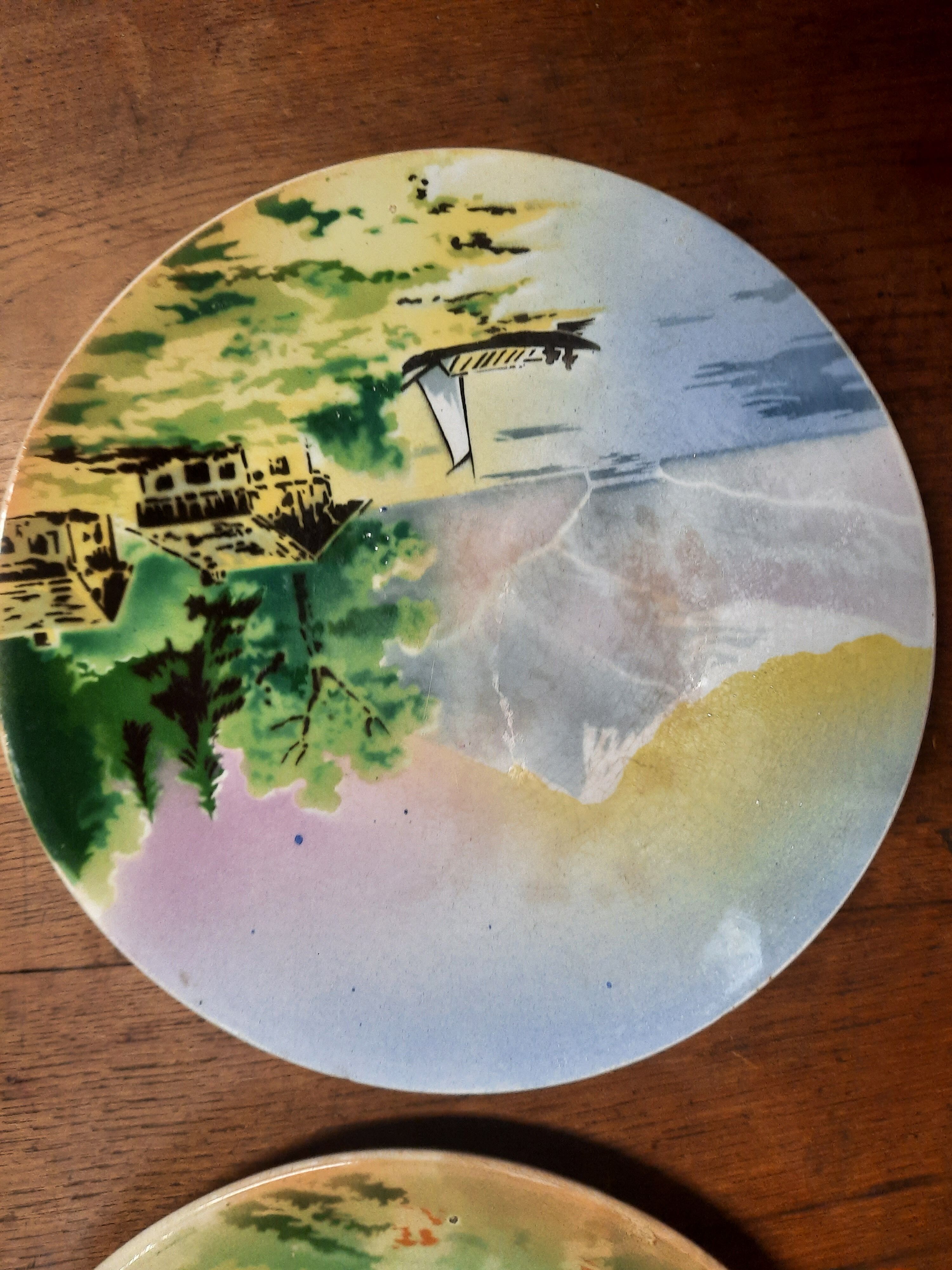 Deux assiettes murales