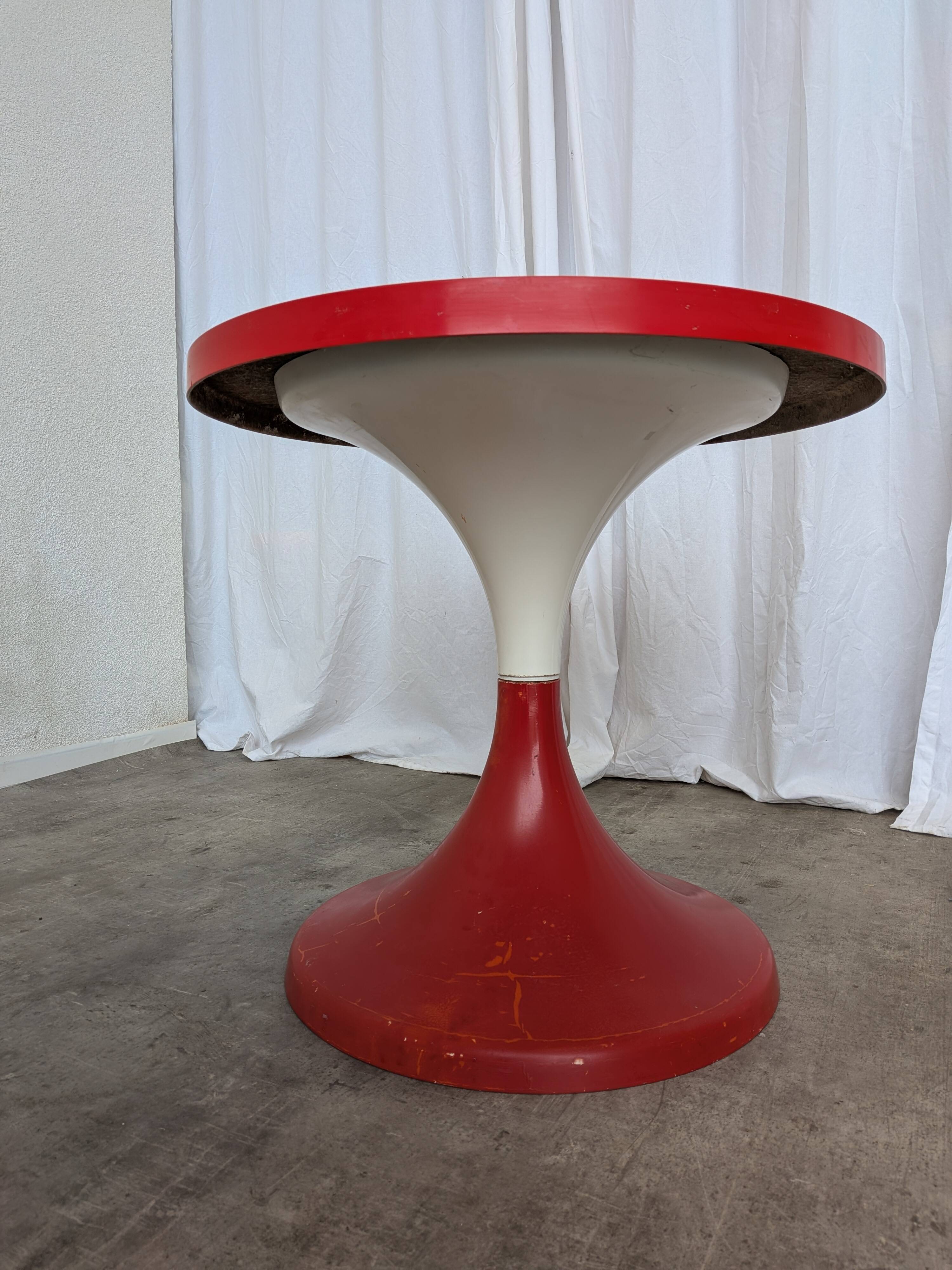 Table vintage en tulipe rouge par Meblo Yougoslavie / Table à piédestal
