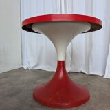 Table vintage en tulipe rouge par Meblo Yougoslavie / Table à piédestal