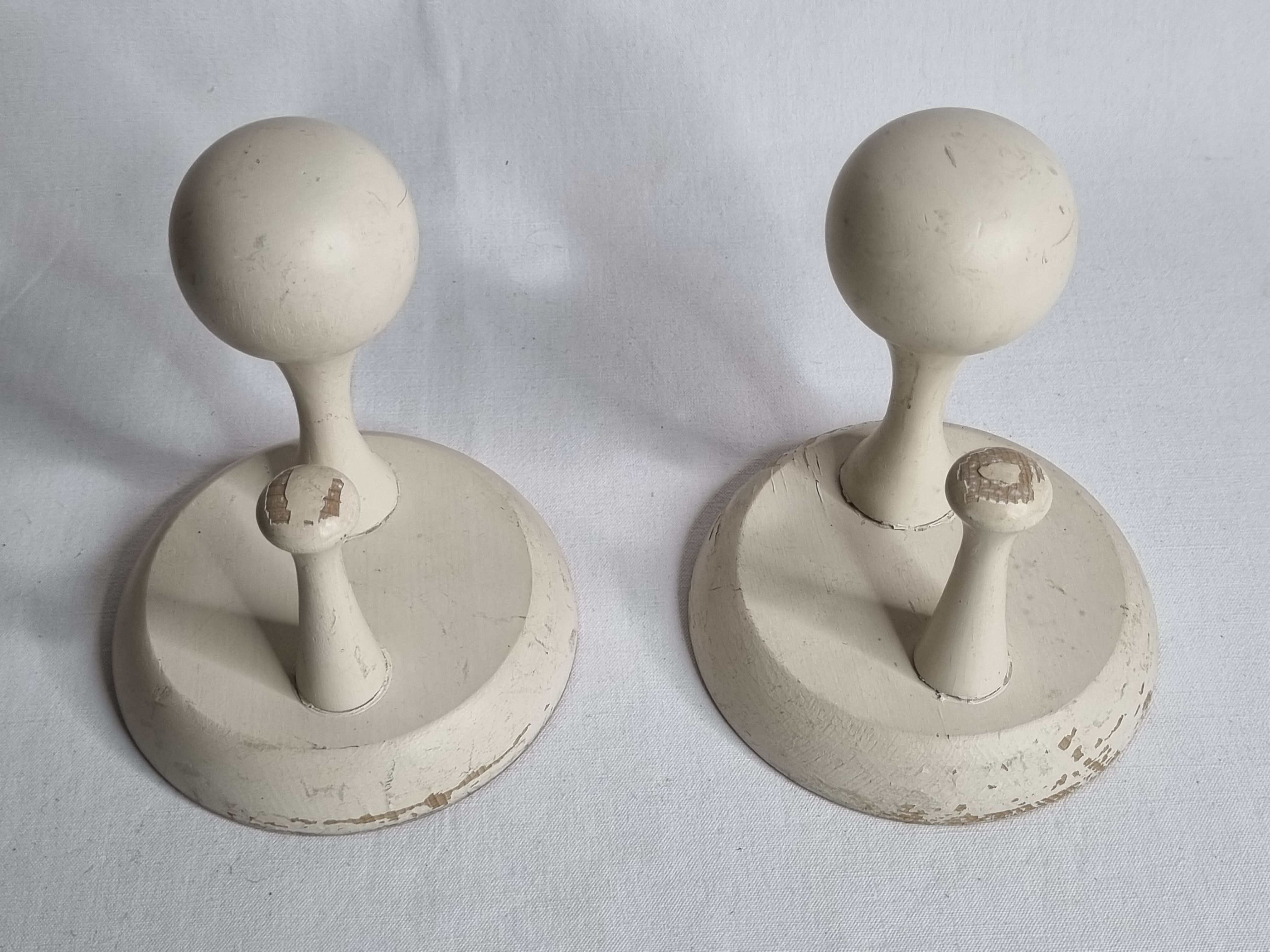 Paire de patères en bois laqué blanc