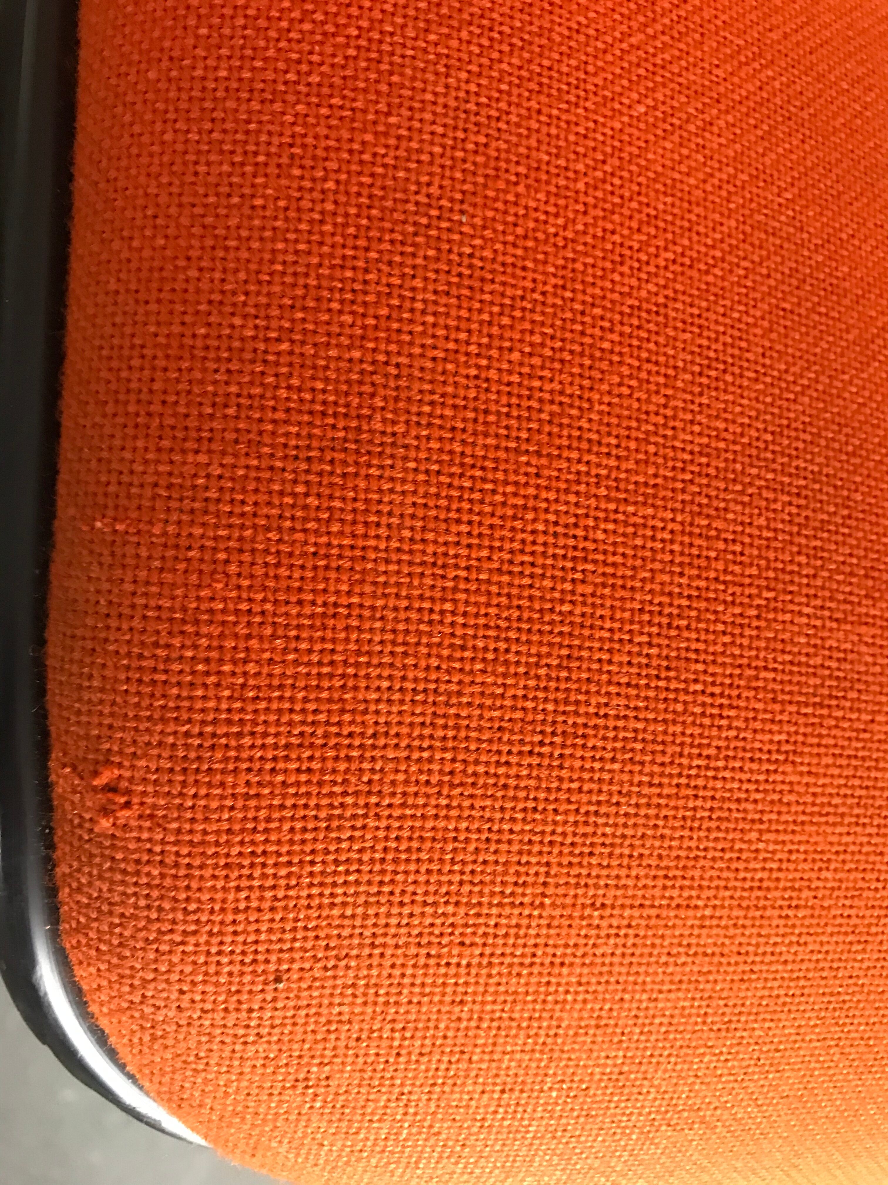 Paire de fauteuils de bureau pivotant orange année 70