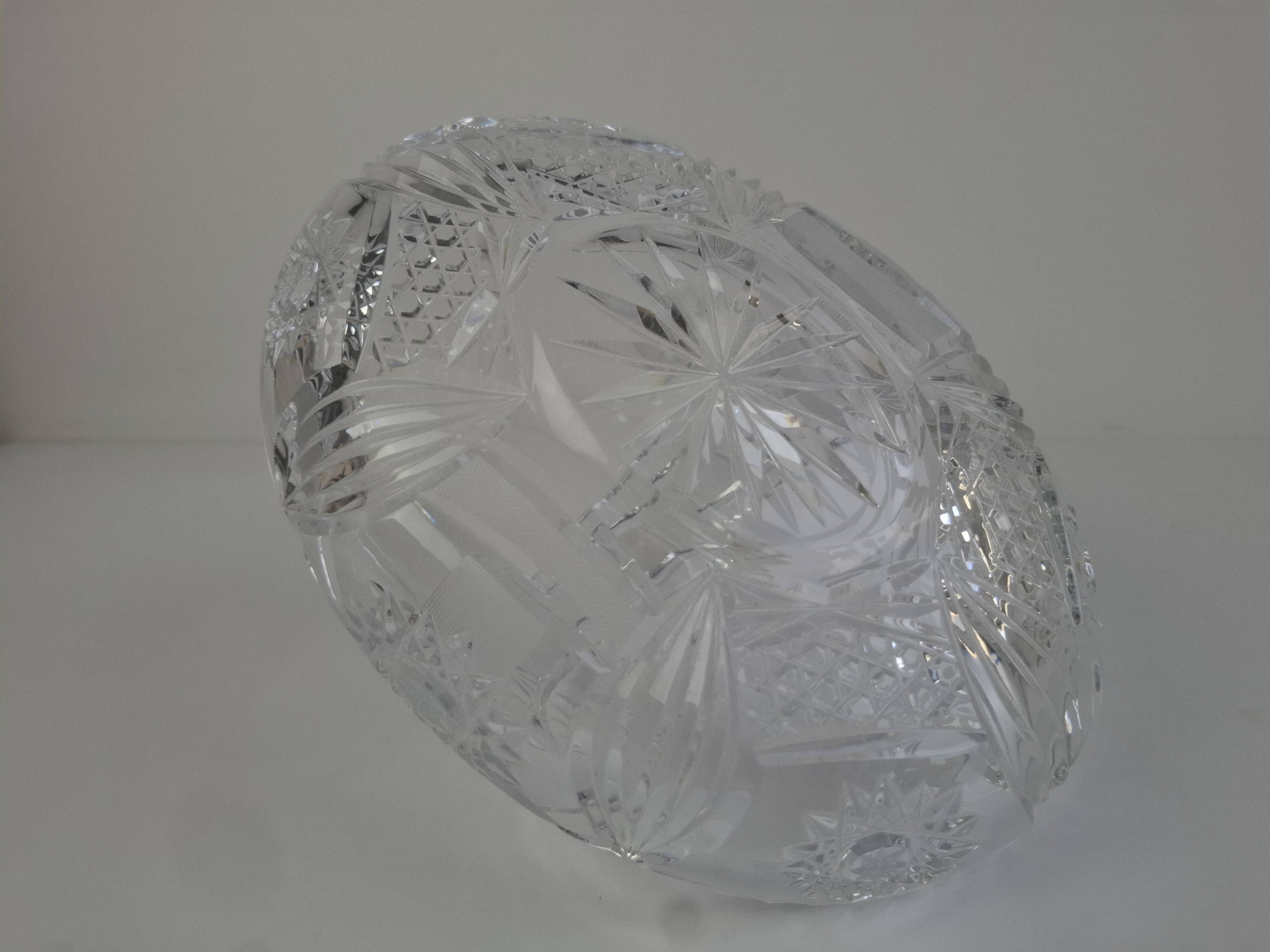 Panier en cristal taillé tchécoslovaque du milieu du XXe siècle