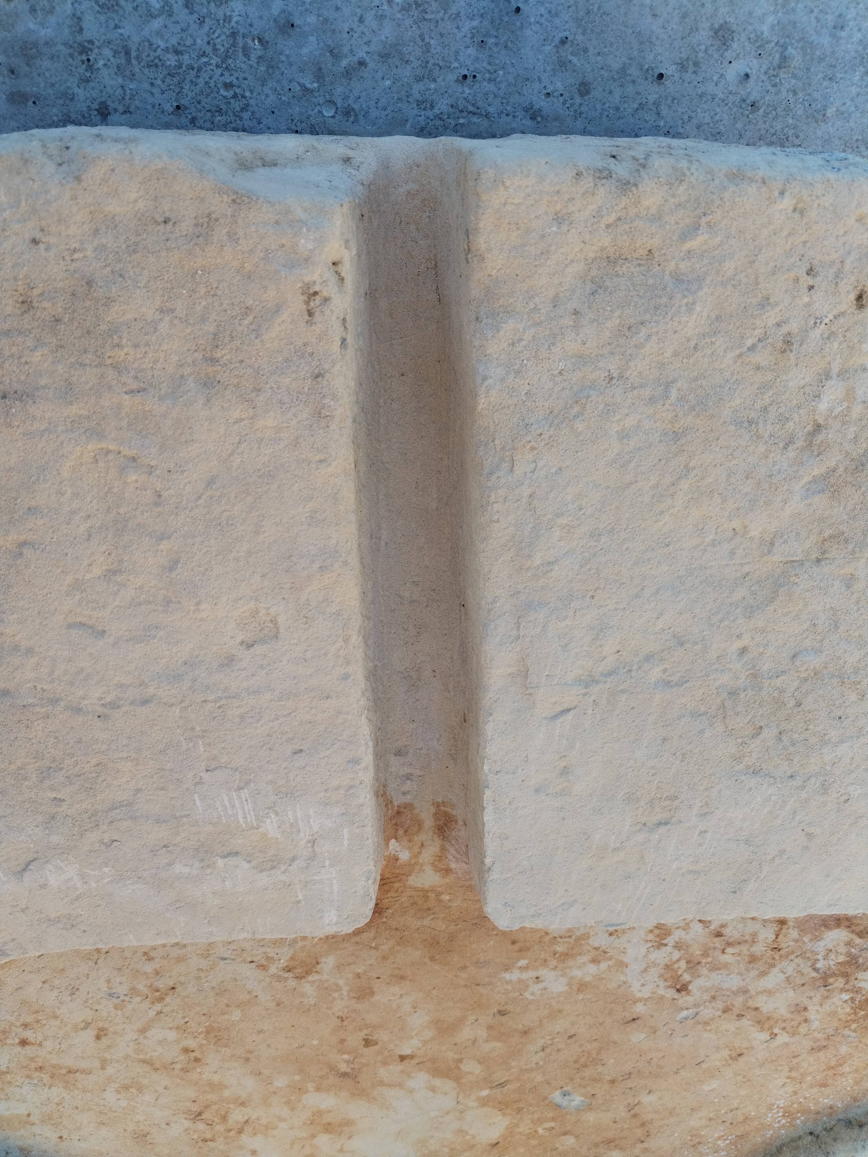 Evier en pierre taillée, datant du XVIIIe siècle