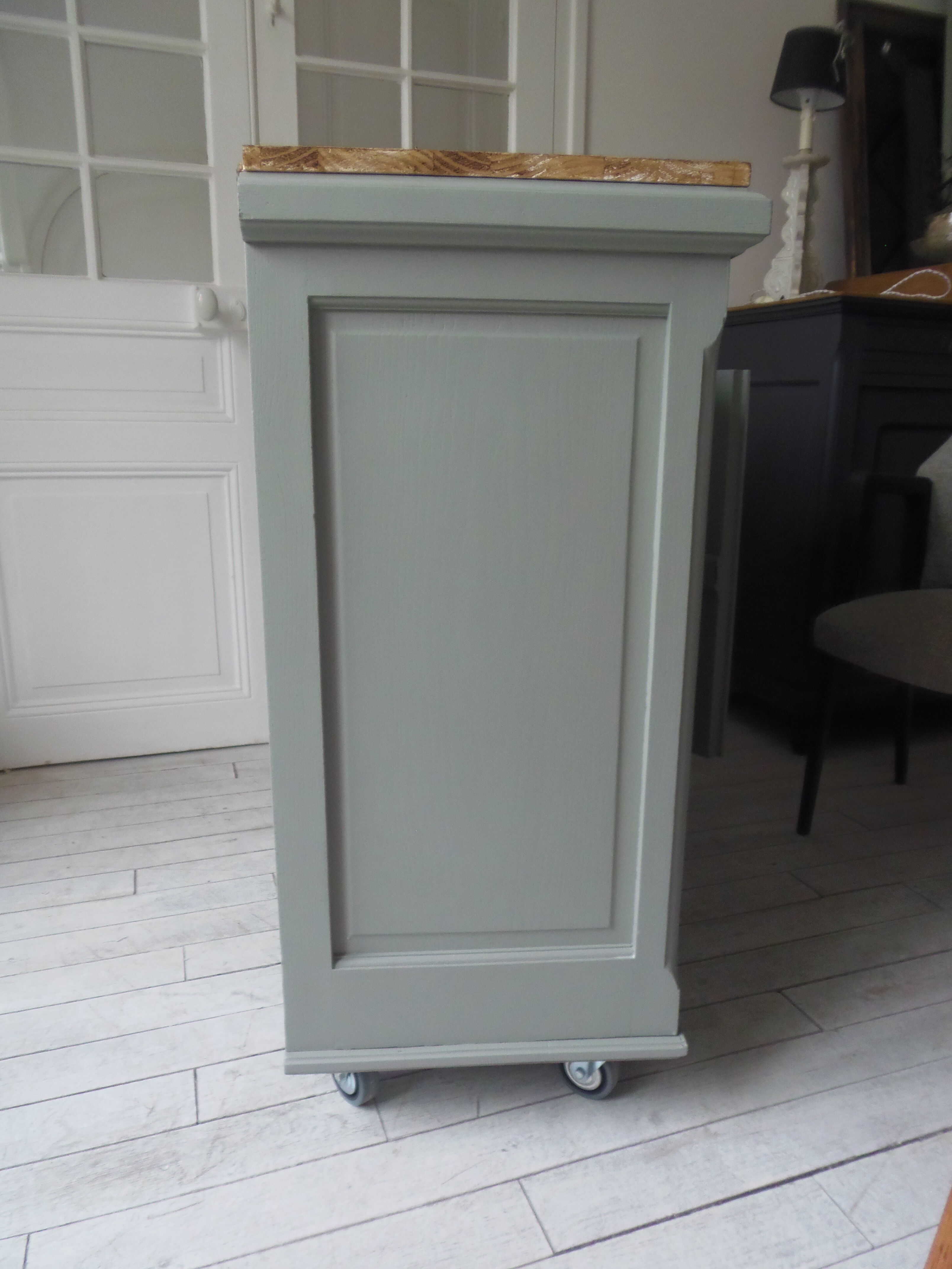 Vintage buffet on grey green wheels, 2 glass doors, wooden tray.