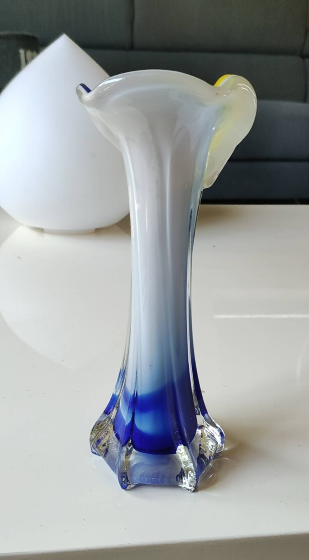 Vase design Fleur Arum. In blown art glass, Murano style. 21 cm.