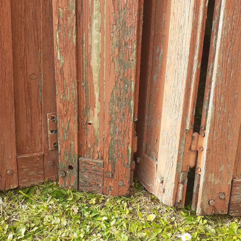 Volets anciens persiennes en parties hautes panneaux pliants bois massif