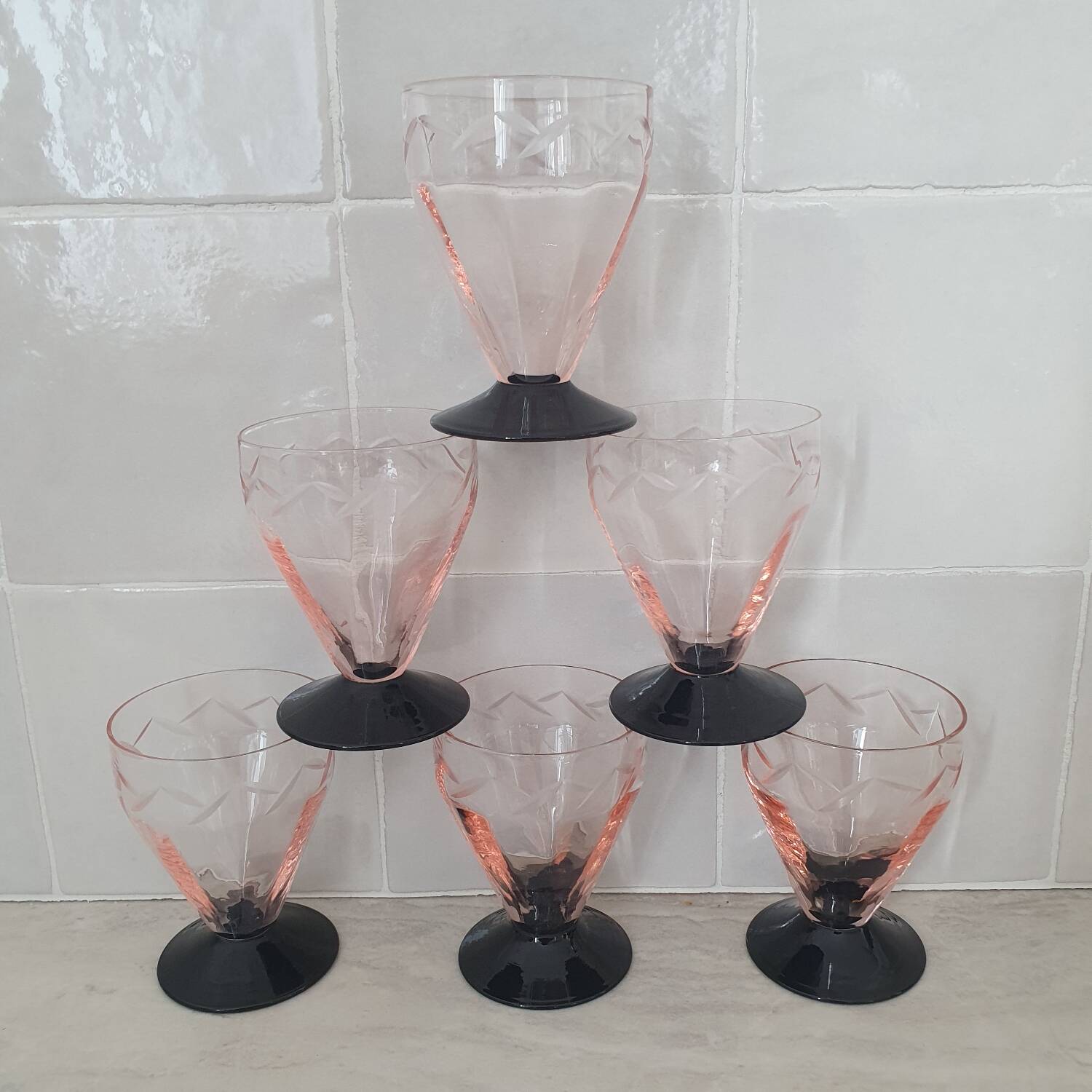 Verre Art déco gravé rose et noir