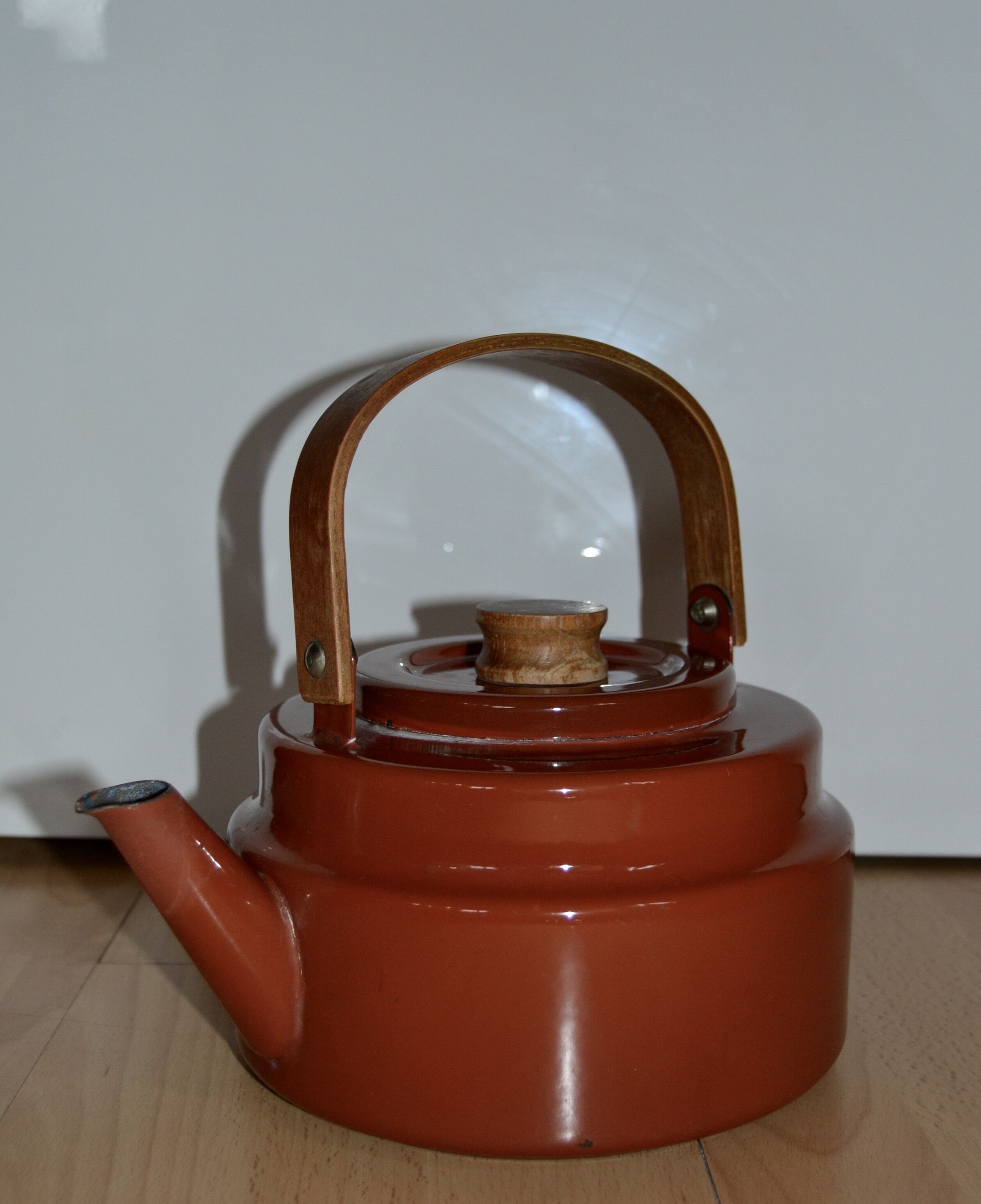 Kettle hygge Scandinavian metal & wood
