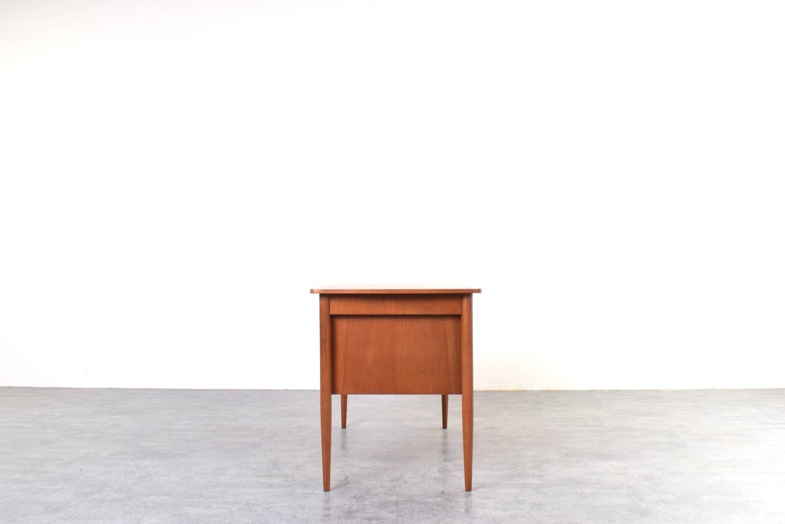 Bureau en teck danois des années 1960.