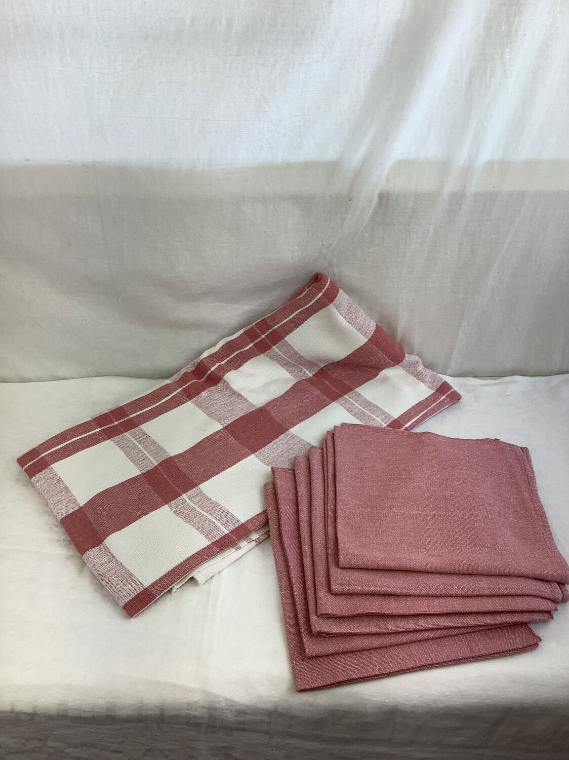 Tablecloth & 6 Vintage Linen Towels